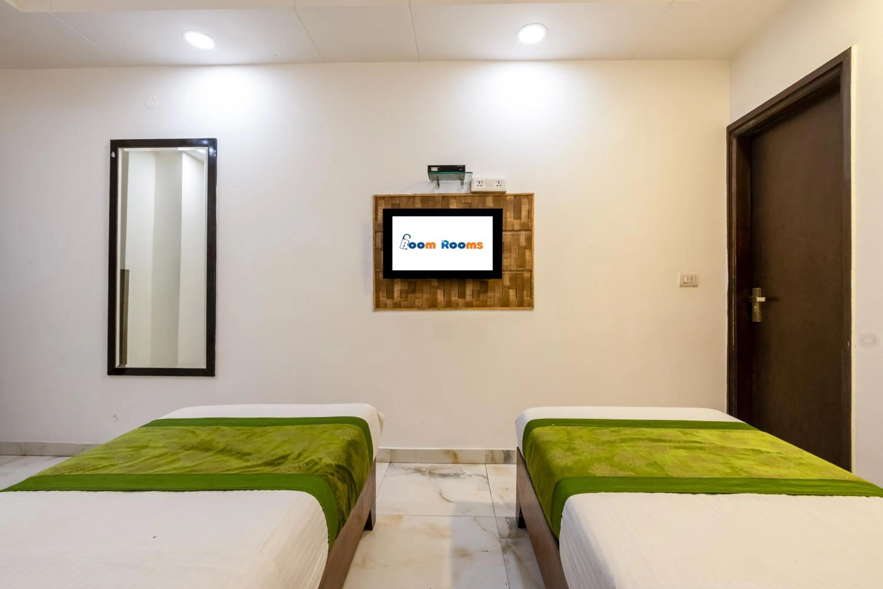 Bed in Hotel Emporio Near New Delhi Railway Station - Paharganj