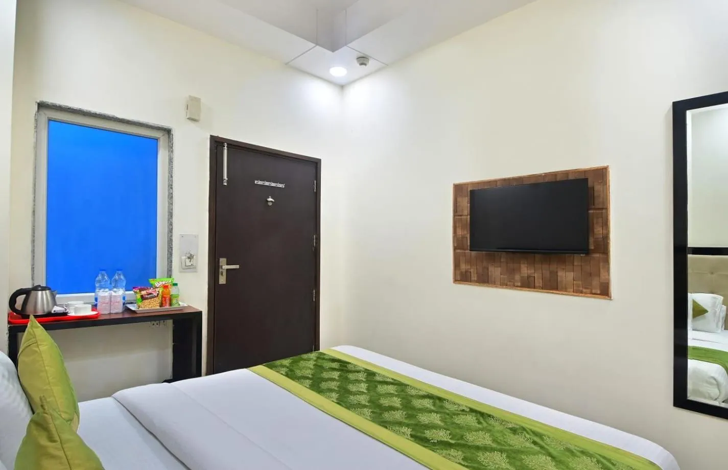 TV and multimedia, Bed in Hotel Emporio Near New Delhi Railway Station - Paharganj