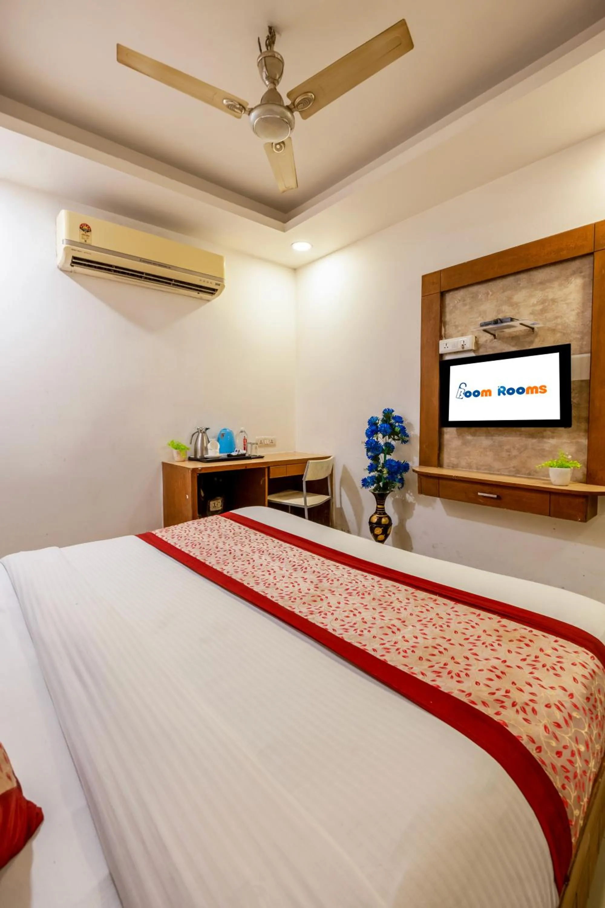 TV and multimedia, Bed in Hotel Emporio Near New Delhi Railway Station - Paharganj