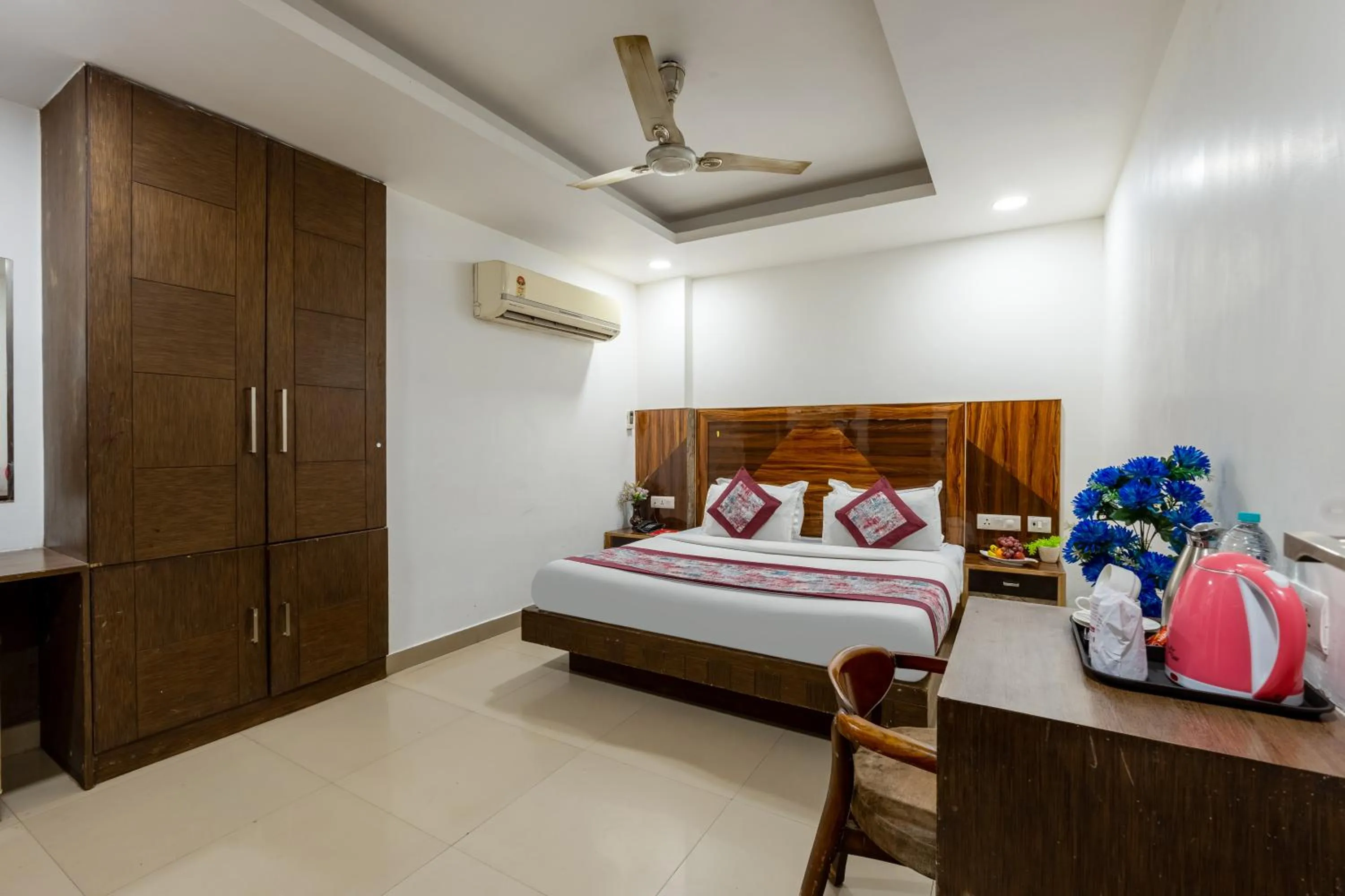 Bed in Hotel Emporio Near New Delhi Railway Station - Paharganj