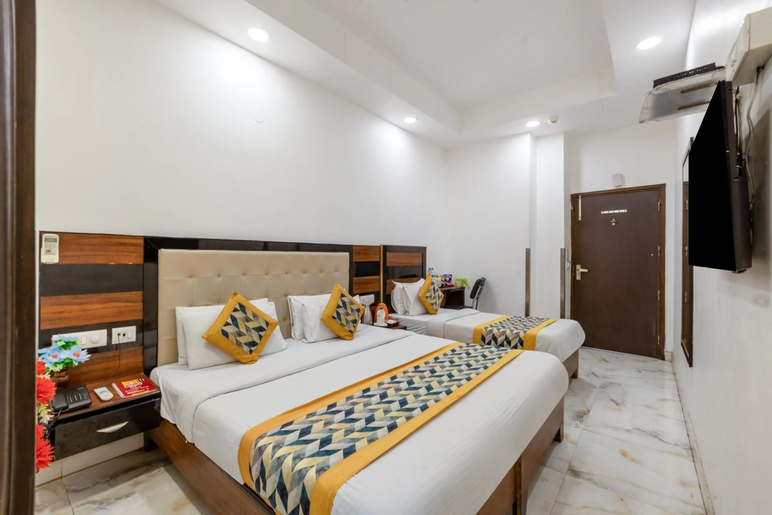 Bed in Hotel Emporio Near New Delhi Railway Station - Paharganj