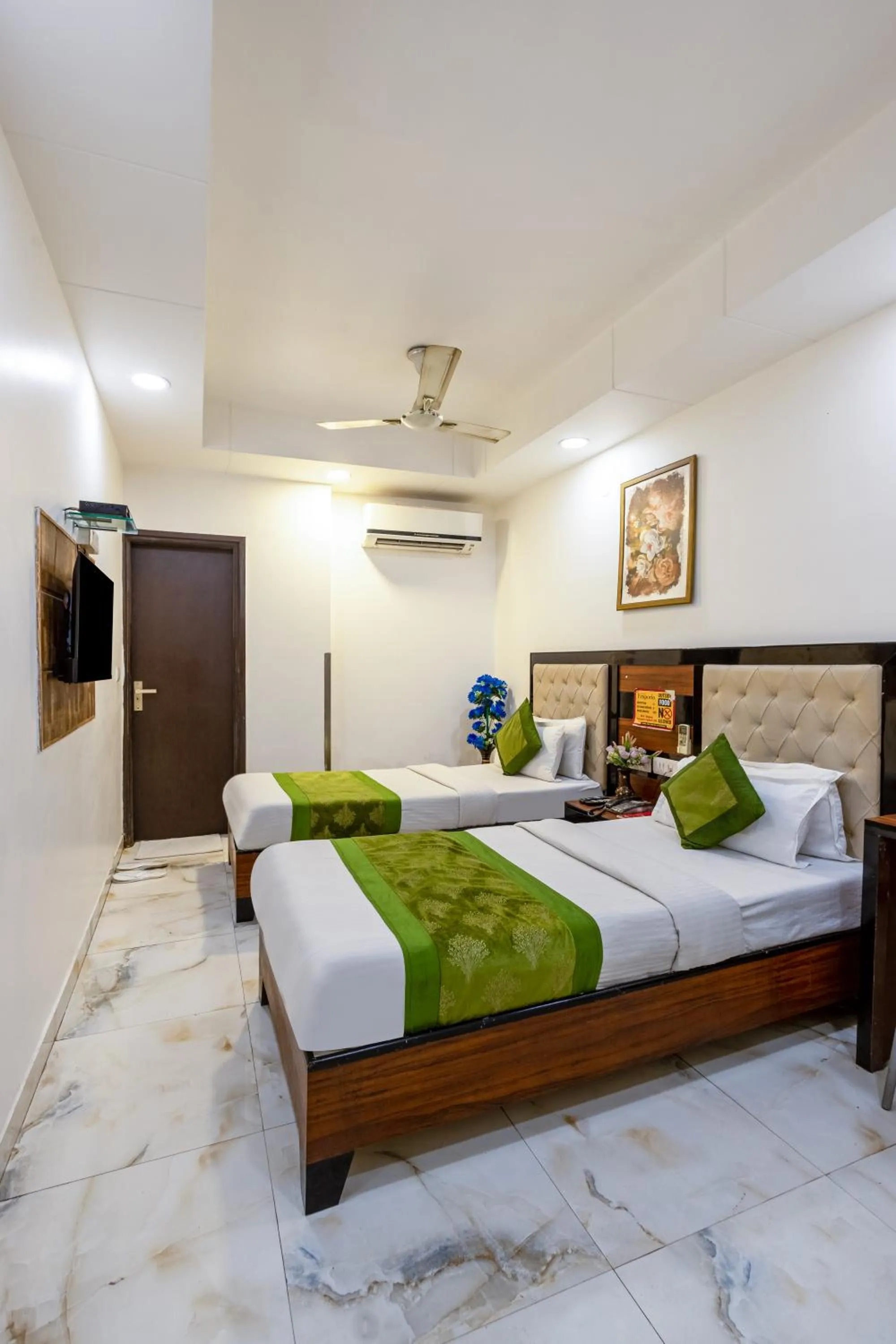 TV and multimedia, Bed in Hotel Emporio Near New Delhi Railway Station - Paharganj