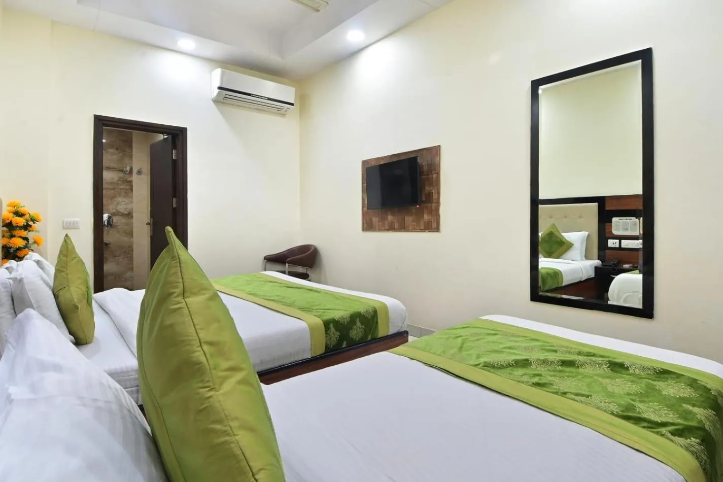TV and multimedia, Bed in Hotel Emporio Near New Delhi Railway Station - Paharganj