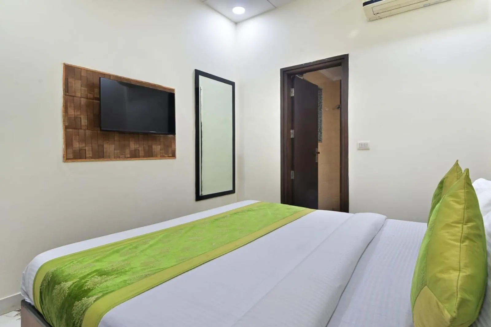 TV and multimedia, Bed in Hotel Emporio Near New Delhi Railway Station - Paharganj