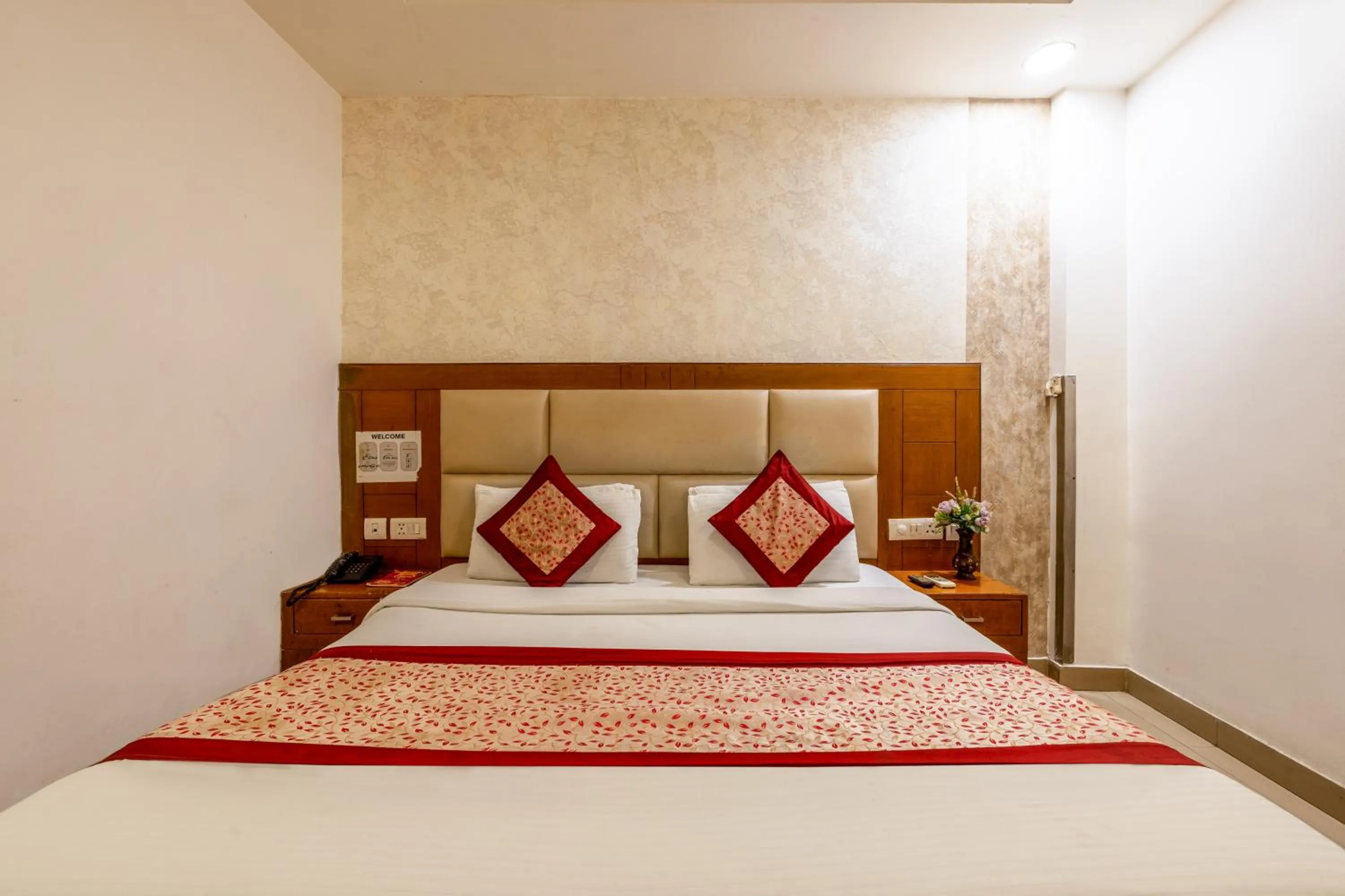 Bed in Hotel Emporio Near New Delhi Railway Station - Paharganj