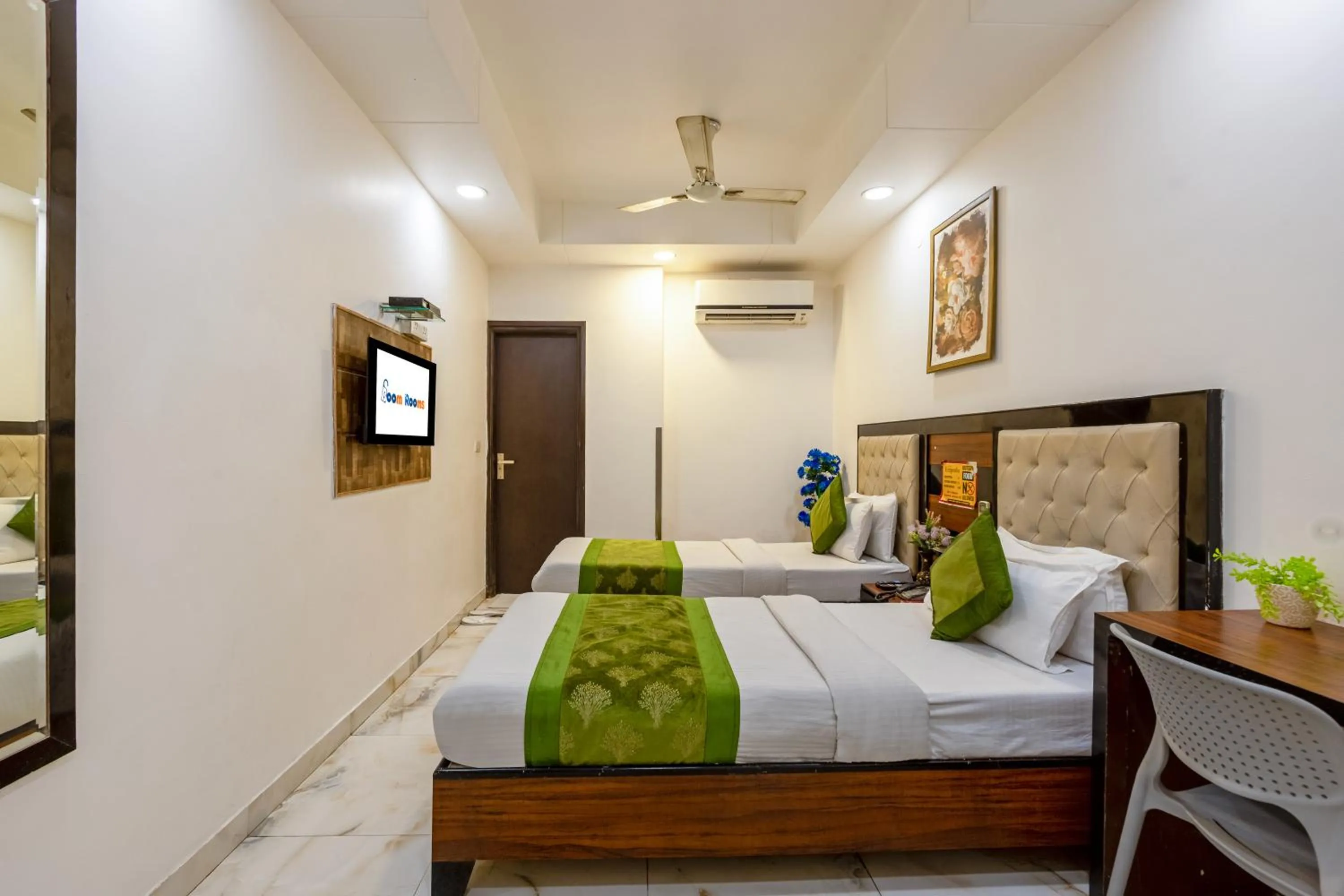 Bed in Hotel Emporio Near New Delhi Railway Station - Paharganj