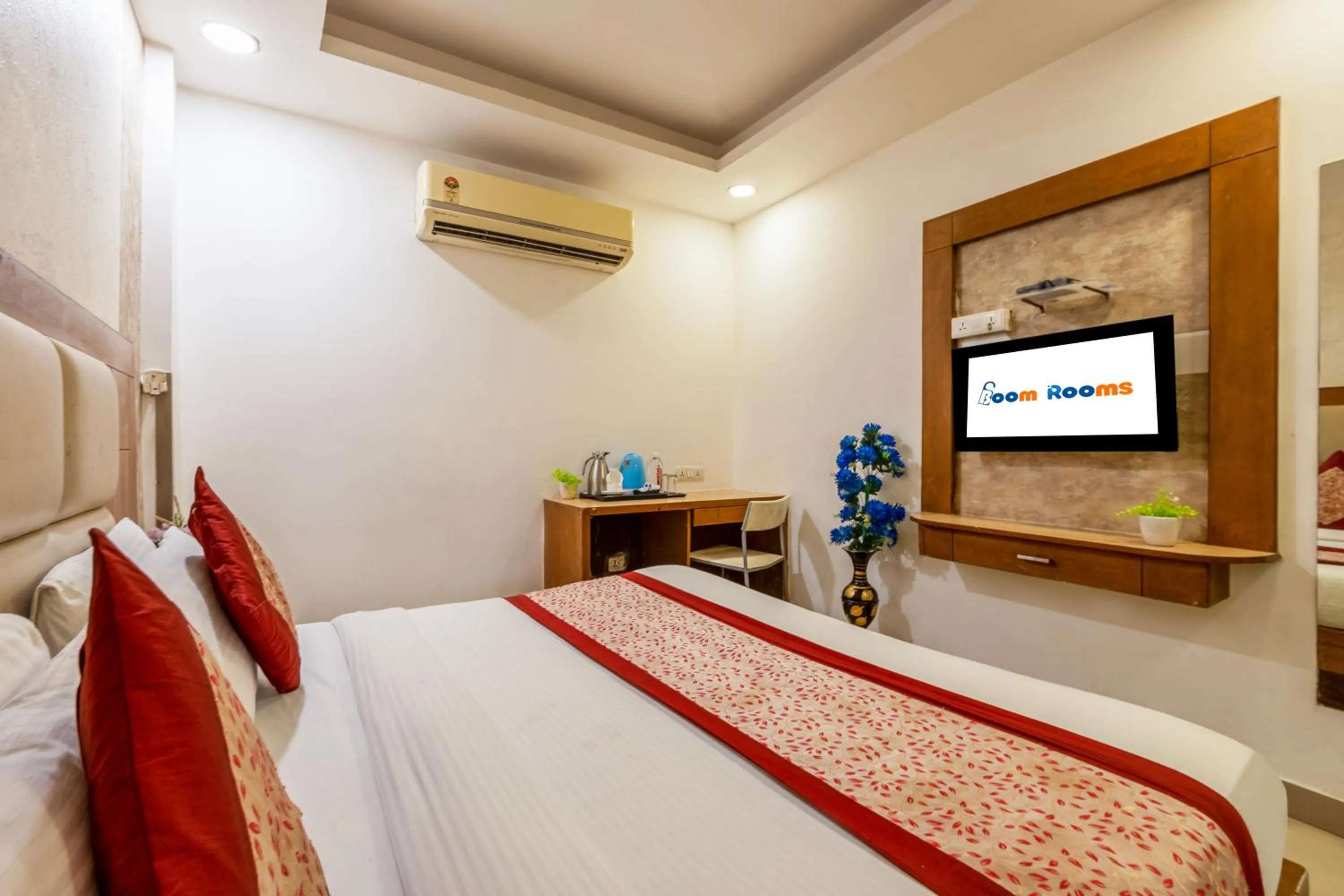 Bed in Hotel Emporio Near New Delhi Railway Station - Paharganj