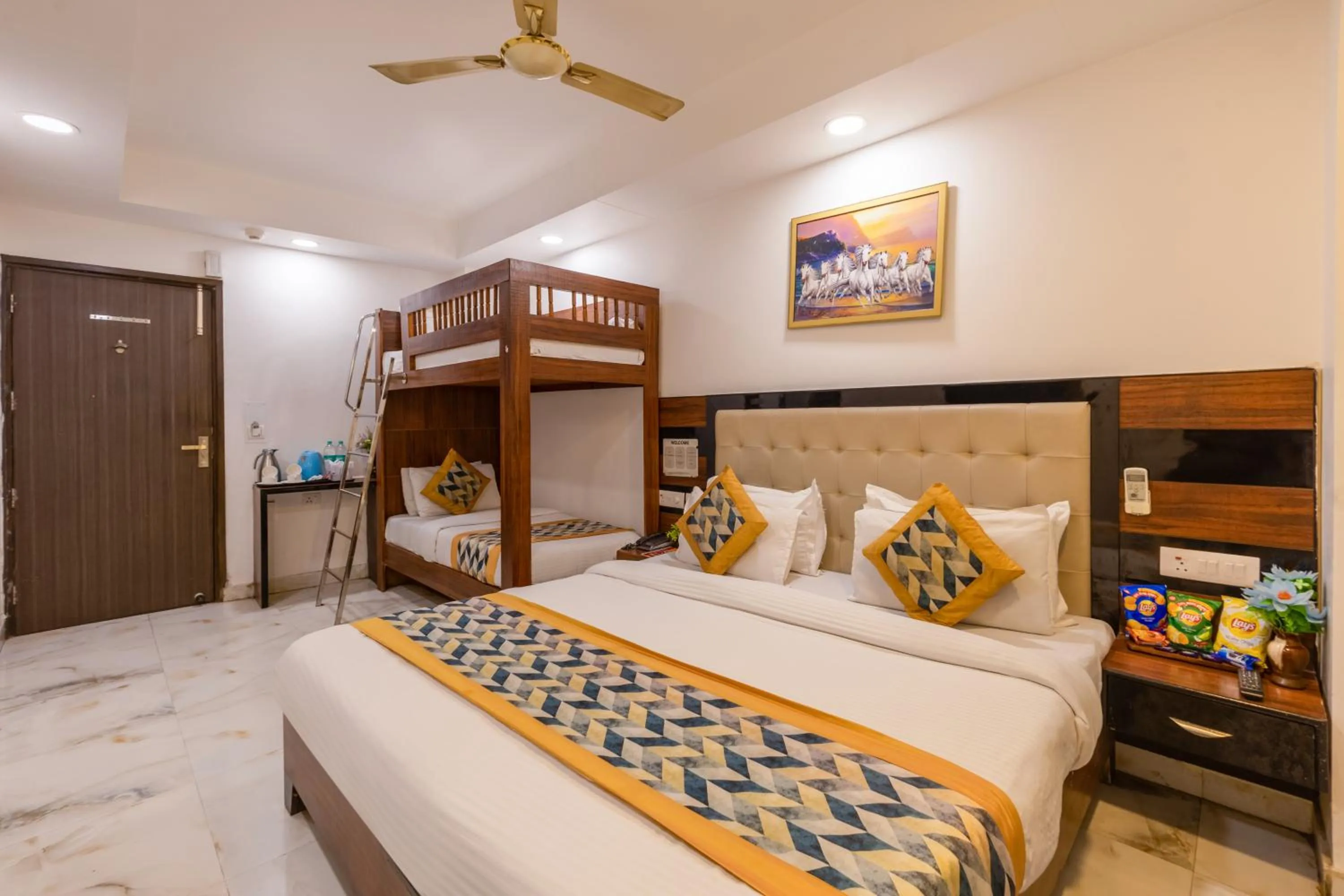 Bed in Hotel Emporio Near New Delhi Railway Station - Paharganj