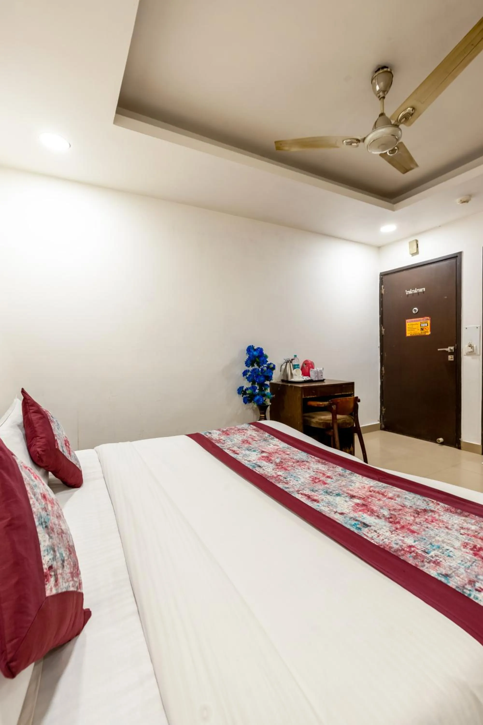 Bed in Hotel Emporio Near New Delhi Railway Station - Paharganj