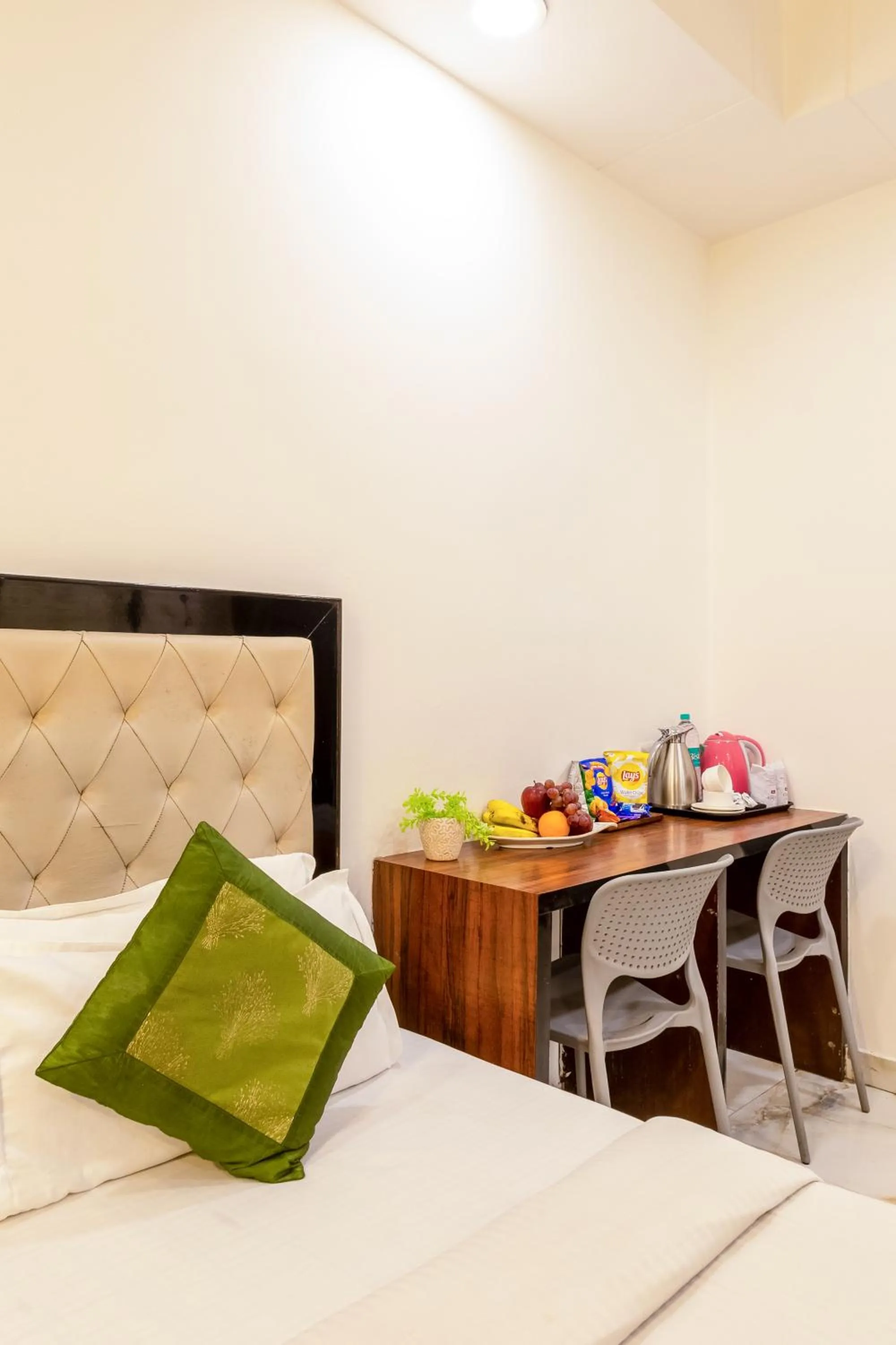 Dining area, Bed in Hotel Emporio Near New Delhi Railway Station - Paharganj