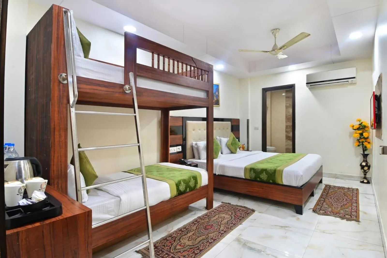 TV and multimedia, Bed in Hotel Emporio Near New Delhi Railway Station - Paharganj