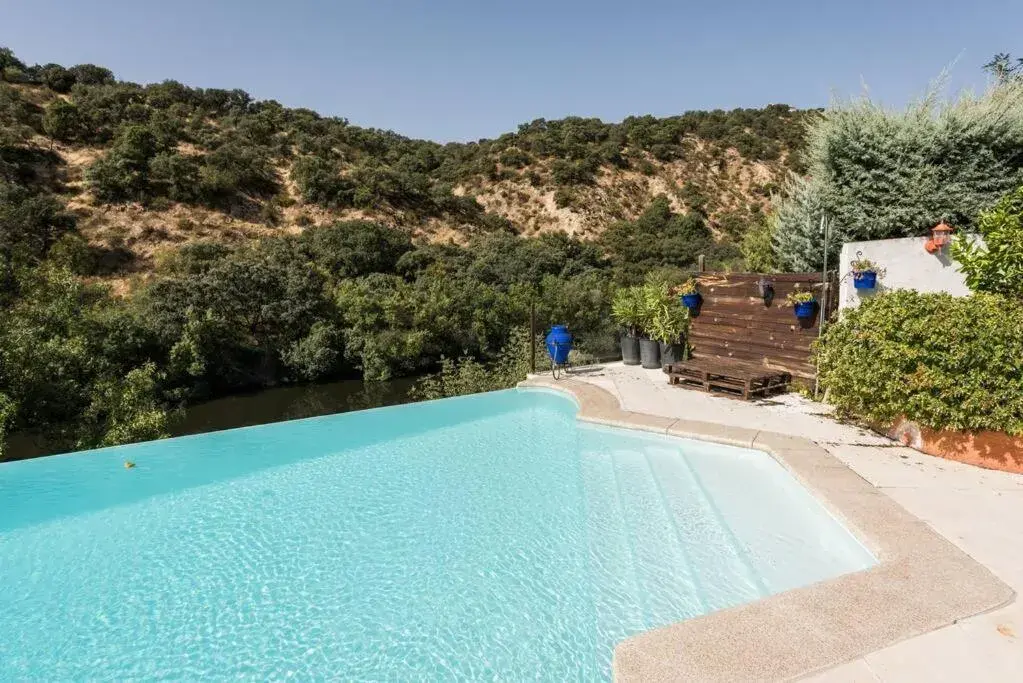 Casa con vistas increíbles, piscina Infinity y jardín con rincones preciosos Casa con vistas increíbles, piscina Infinity y jardín con rincones preciosos