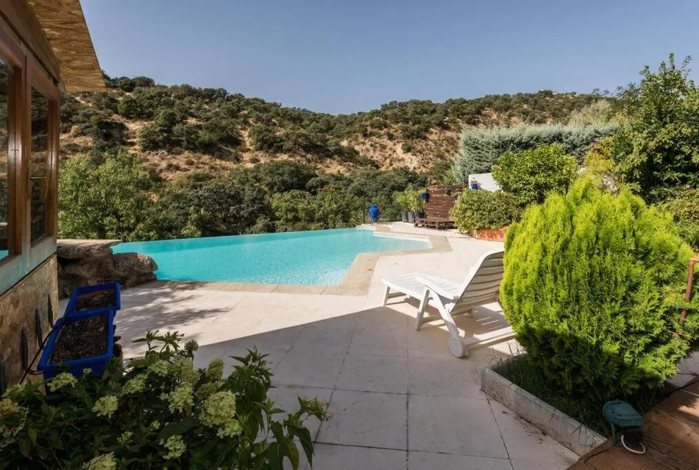 Casa con vistas increíbles, piscina Infinity y jardín con rincones preciosos