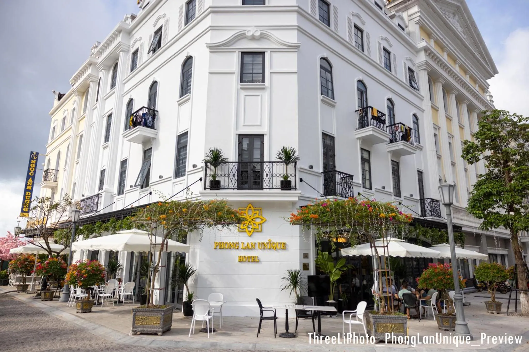 Property building in Phong Lan Unique Hotel