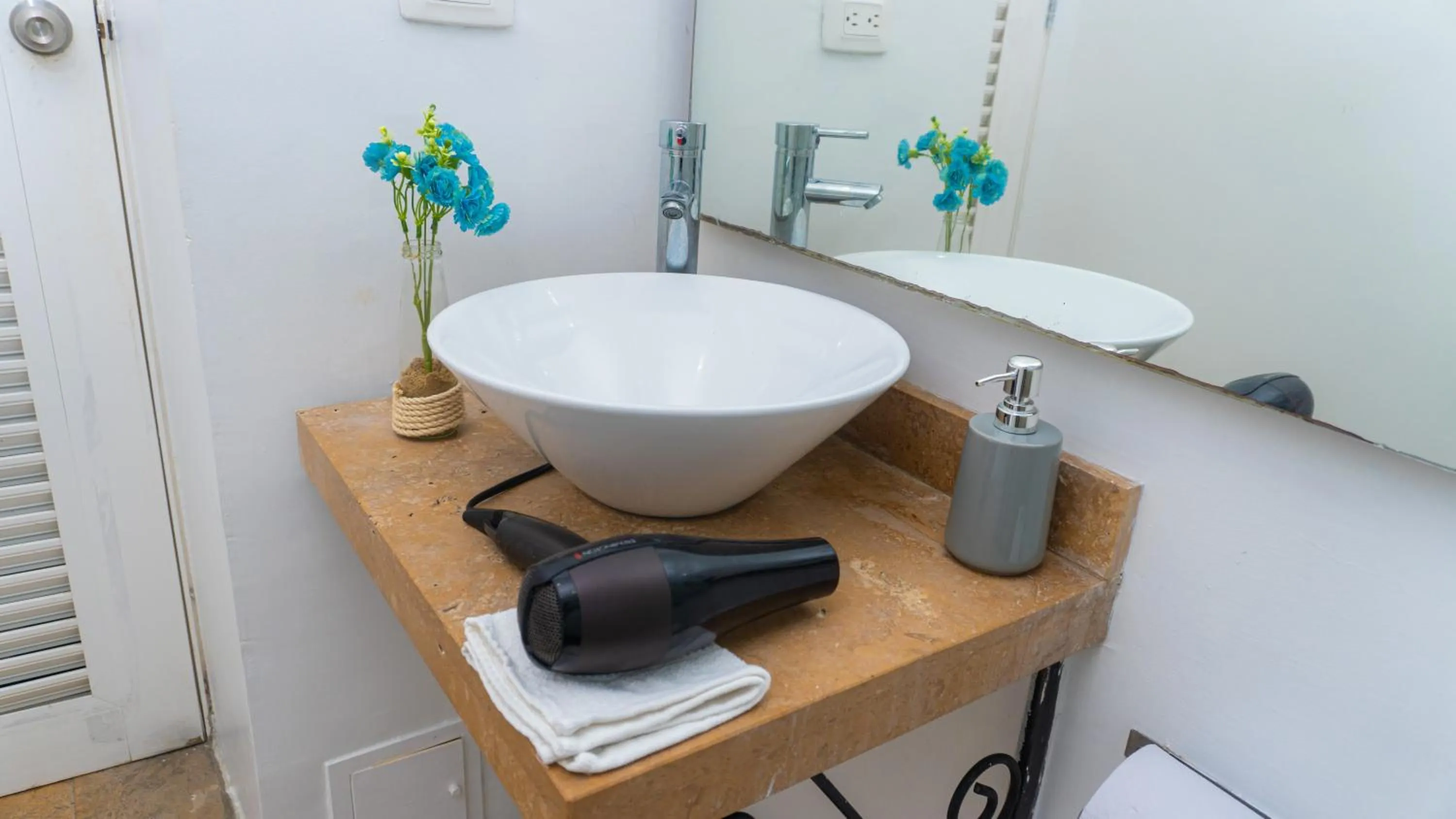 Bathroom in La Puerta Azul