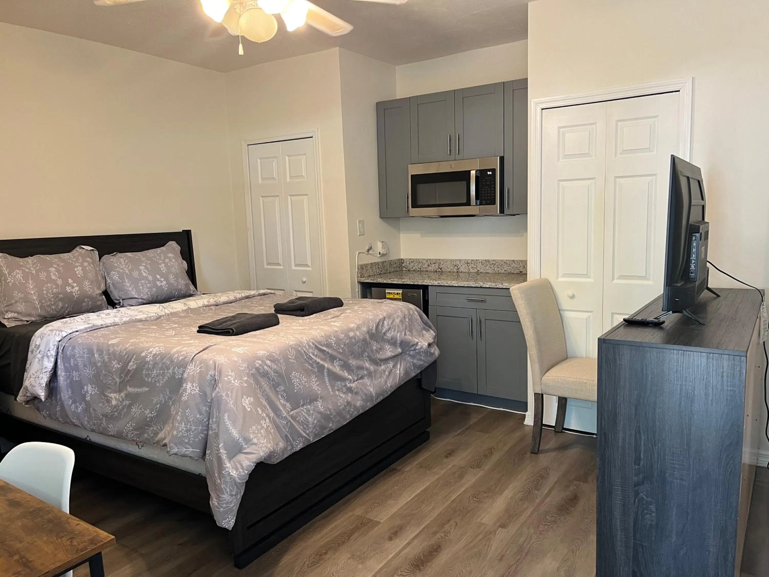 Kitchen or kitchenette, Bed in ZenHomes in Brandon near Tampa Valrico Seffner