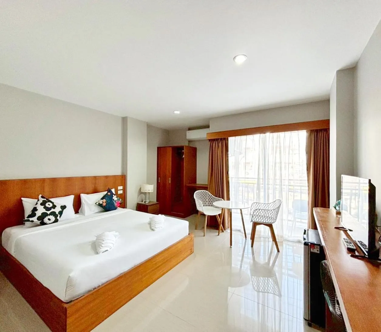 Dining area, Bed in The Brown Boutique Patong