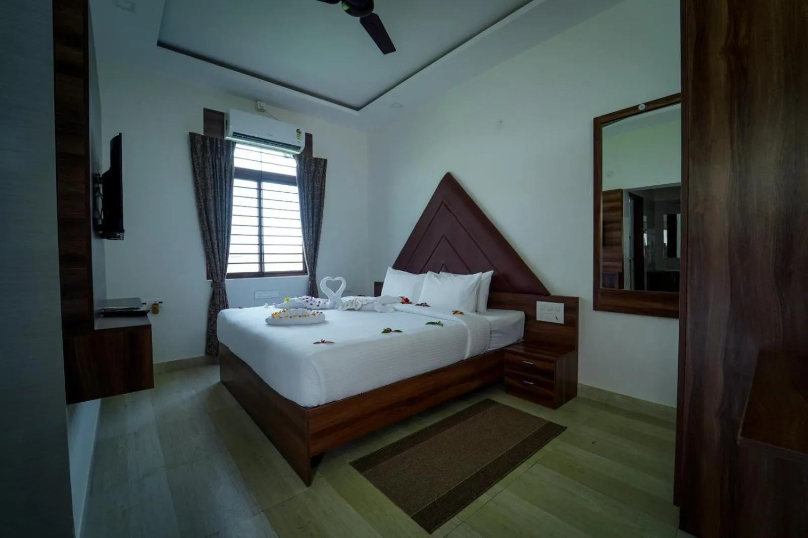 Bedroom, Bed in Tranquil Revtree Resort