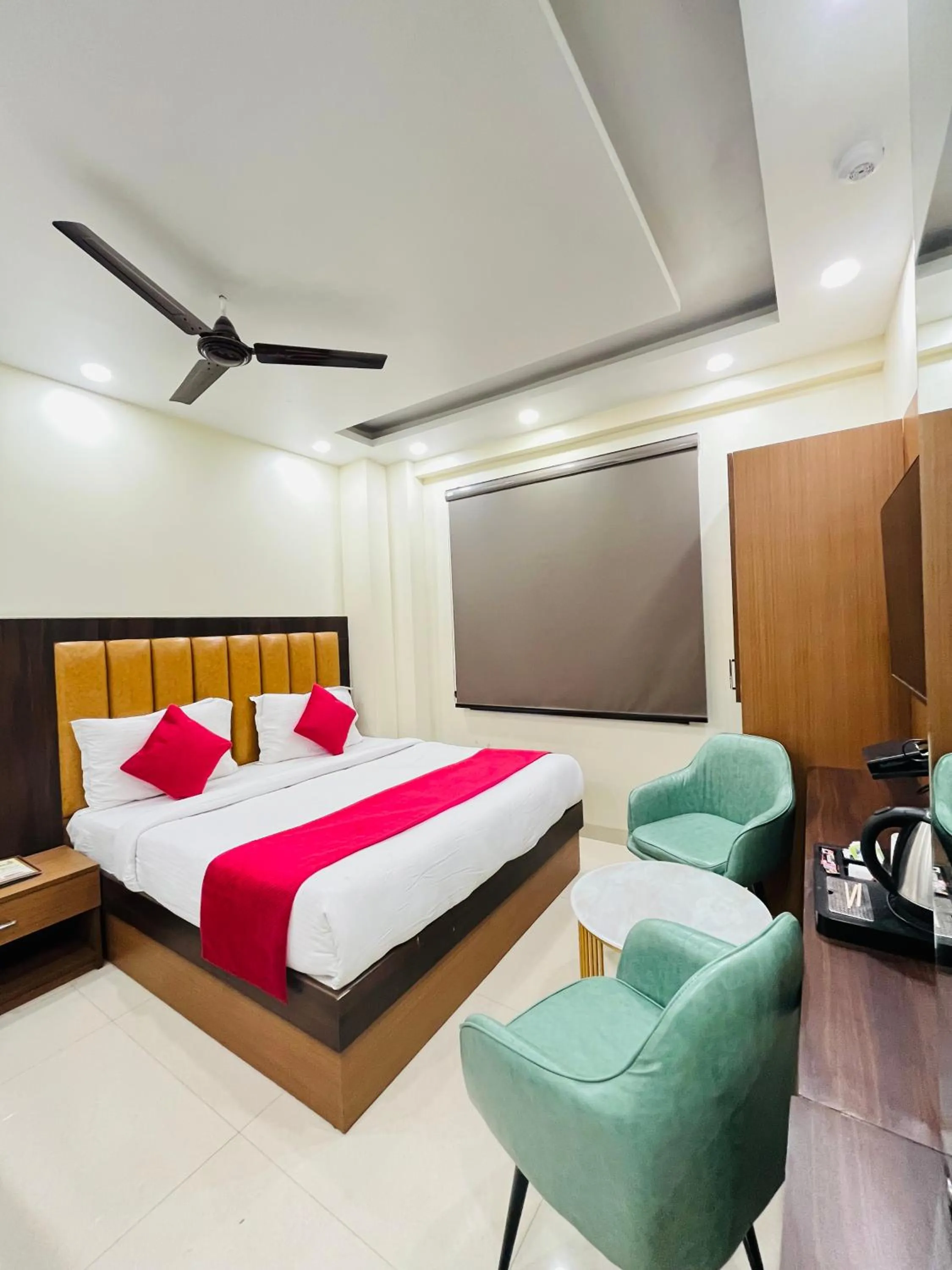 Living room, Bed in Hotel Royal Rosette Near New Delhi Railway Station - Connaught Place and VFS