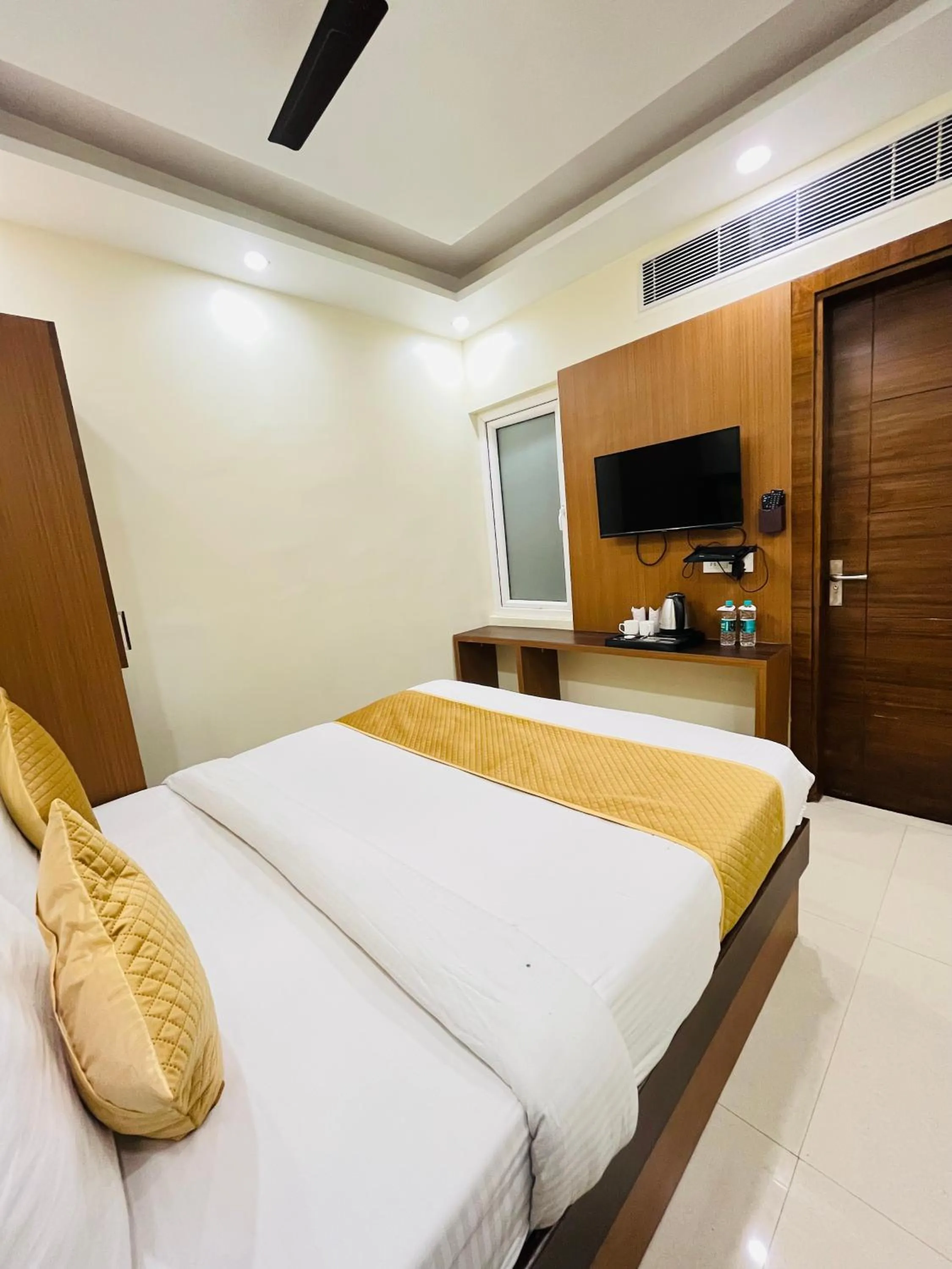 Communal lounge/ TV room, Bed in Hotel Royal Rosette Near New Delhi Railway Station - Connaught Place and VFS