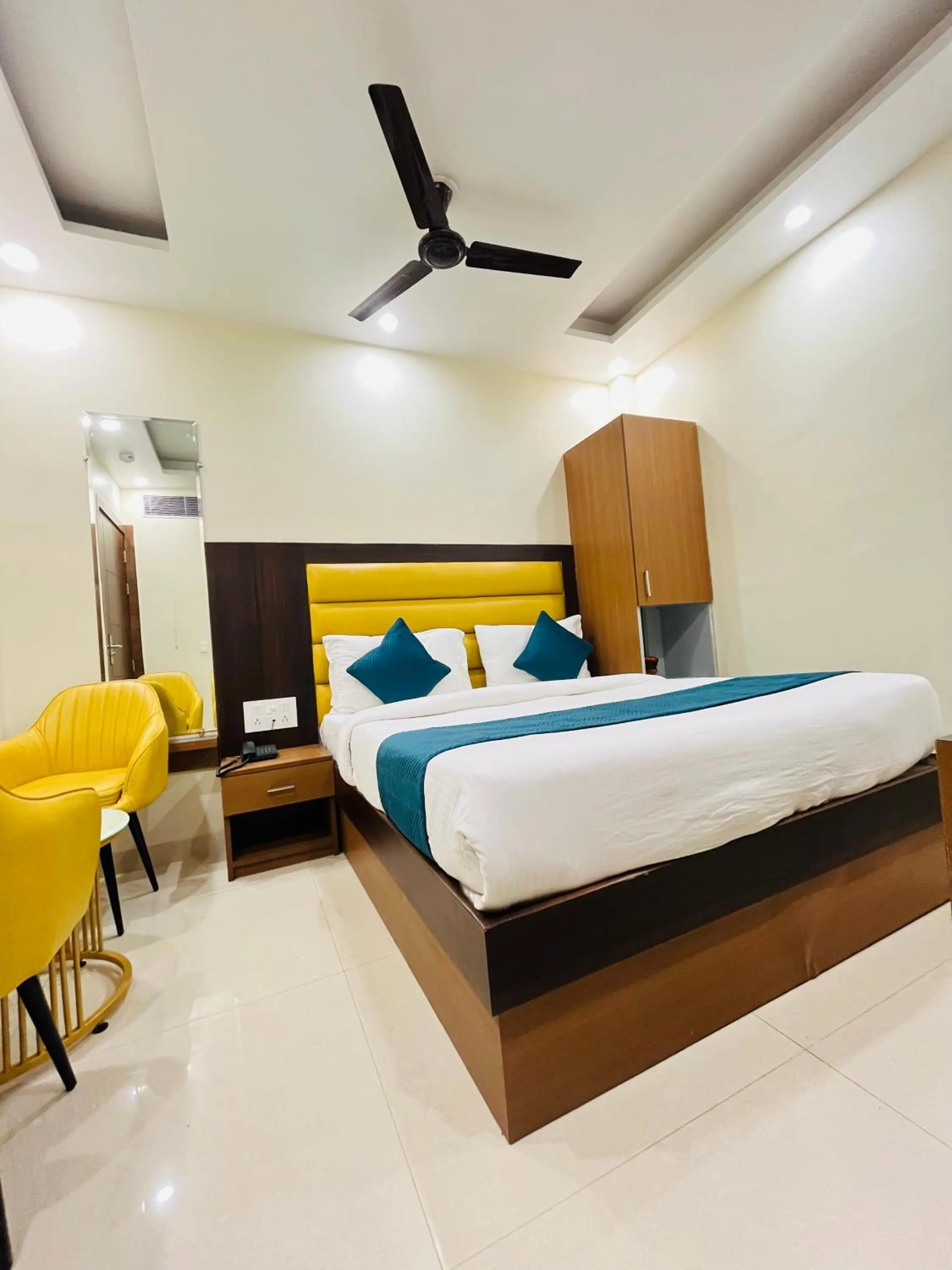 Living room, Bed in Hotel Royal Rosette Near New Delhi Railway Station - Connaught Place and VFS