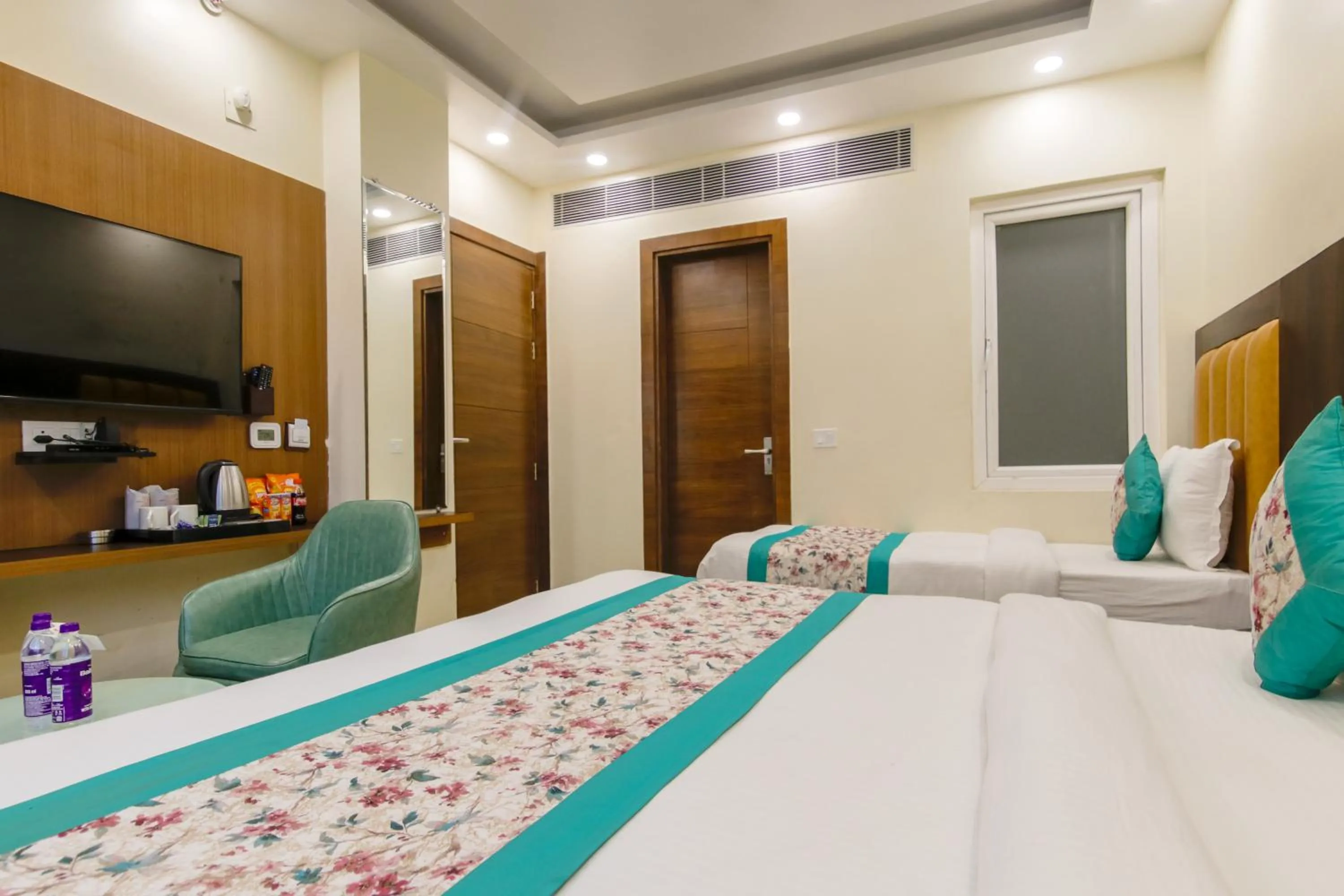 TV and multimedia, Bed in Hotel Royal Rosette Near New Delhi Railway Station - Connaught Place and VFS