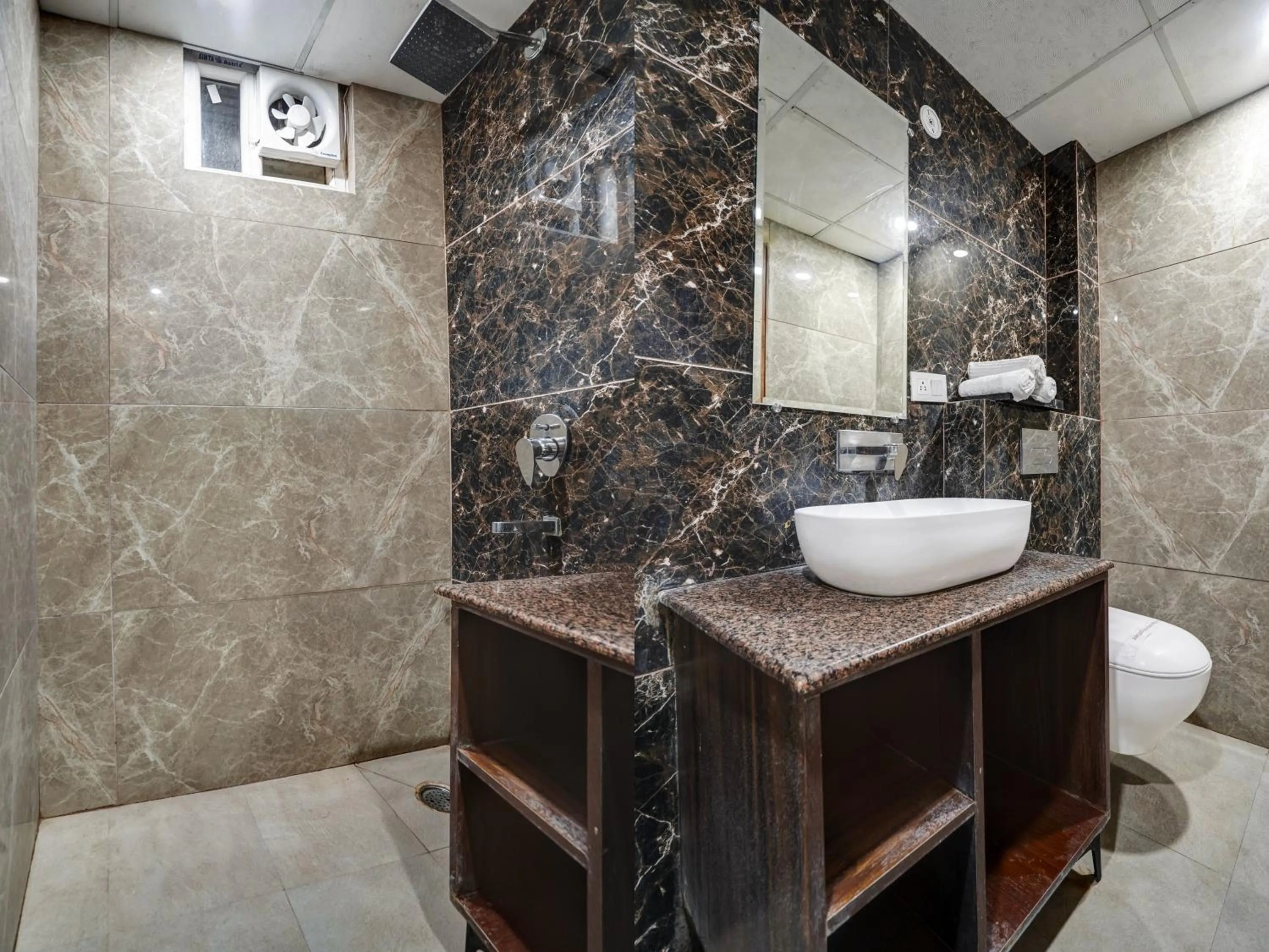 Bathroom in Hotel Royal Rosette Near New Delhi Railway Station - Connaught Place and VFS