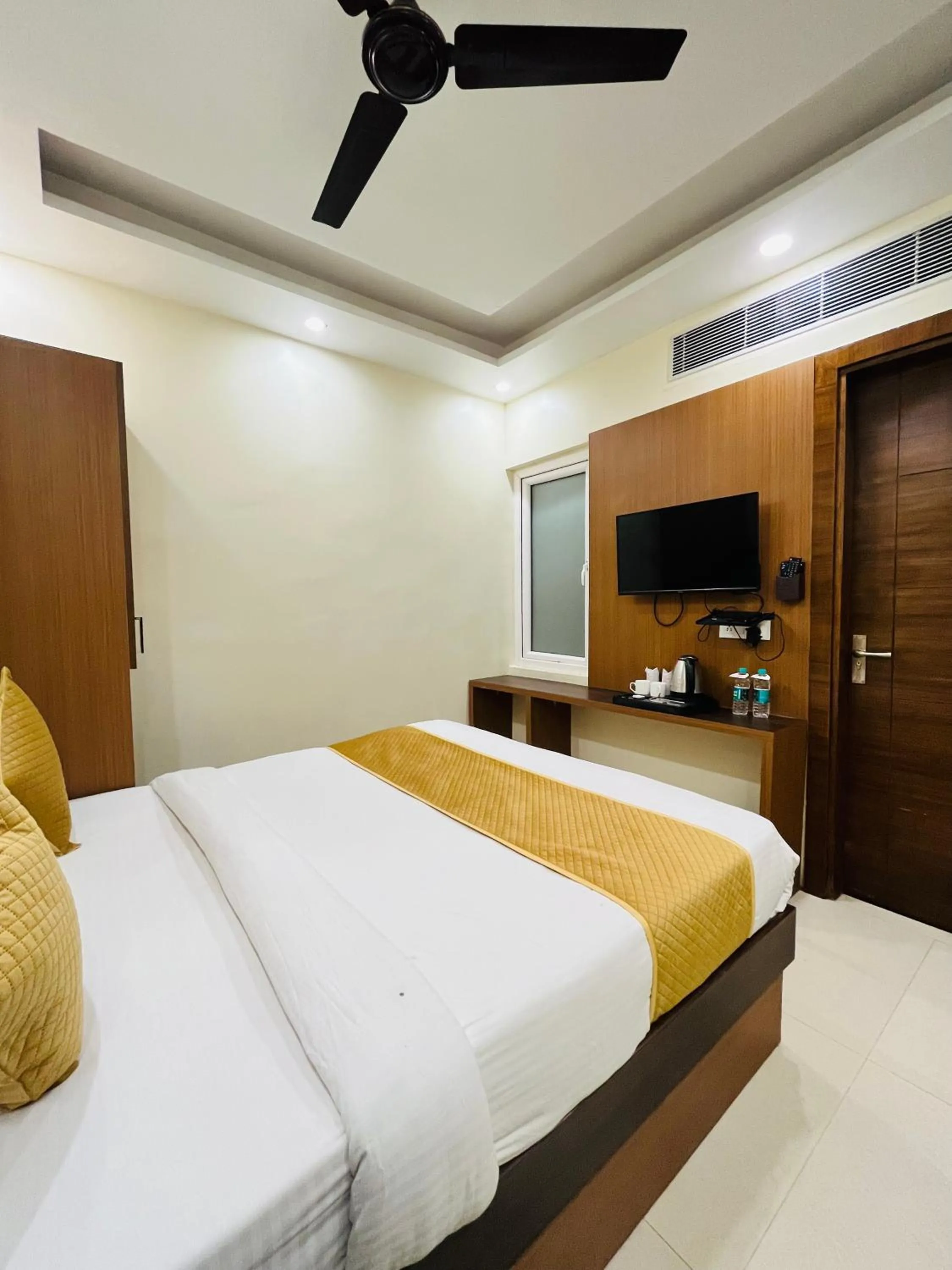 Communal lounge/ TV room, Bed in Hotel Royal Rosette Near New Delhi Railway Station - Connaught Place and VFS