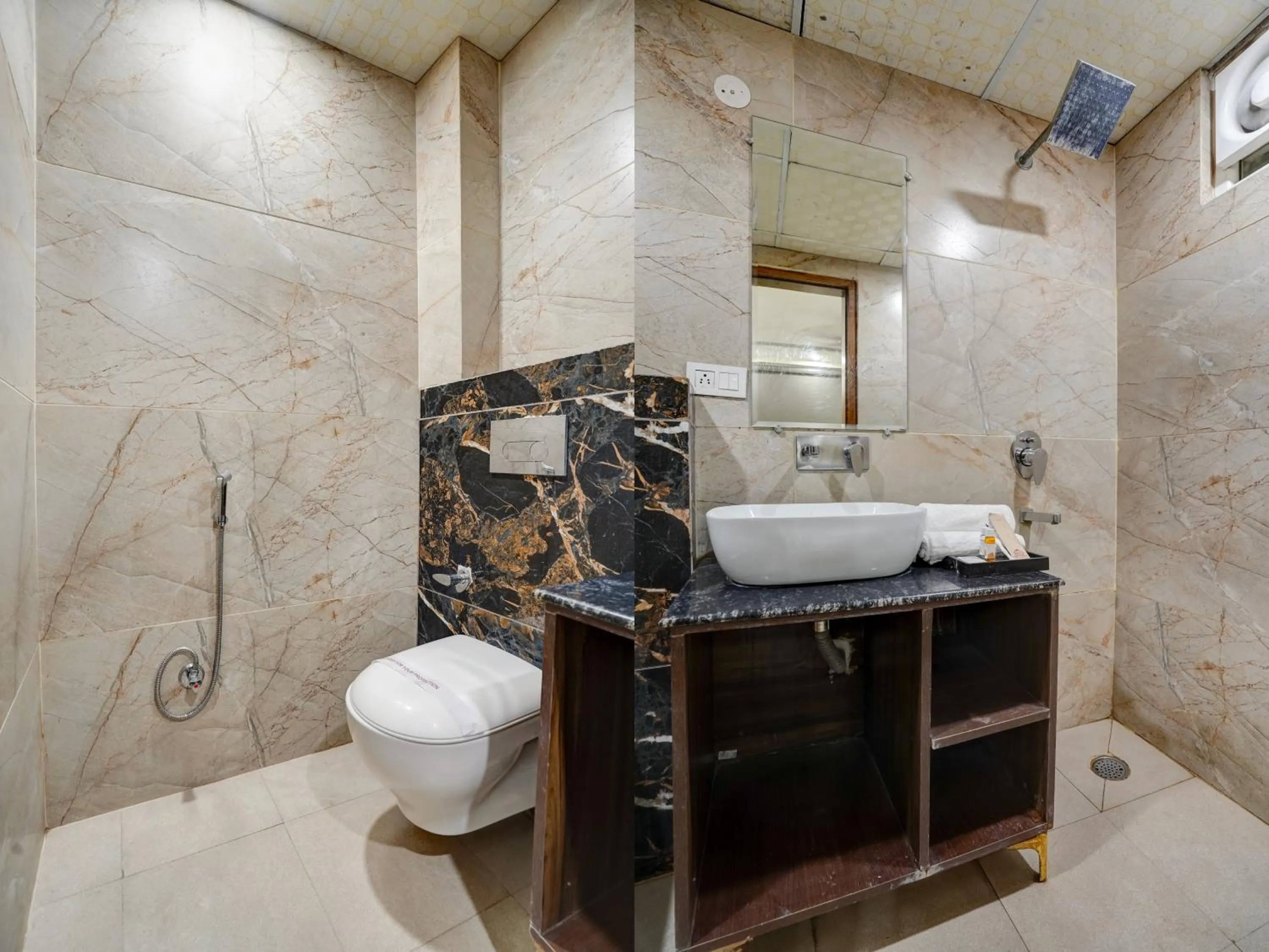 Bathroom in Hotel Royal Rosette Near New Delhi Railway Station - Connaught Place and VFS