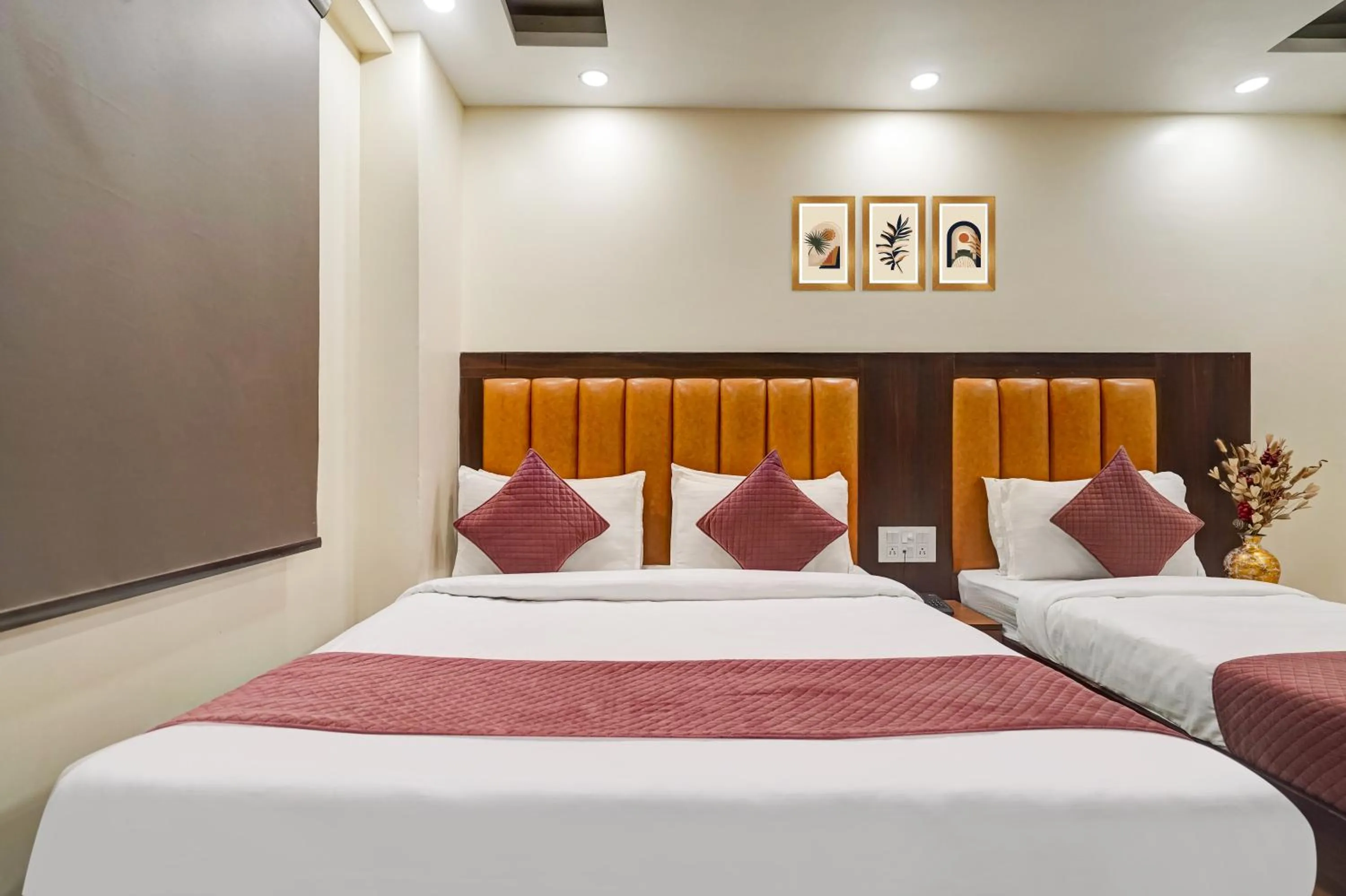 Bed in Hotel Royal Rosette Near New Delhi Railway Station - Connaught Place and VFS