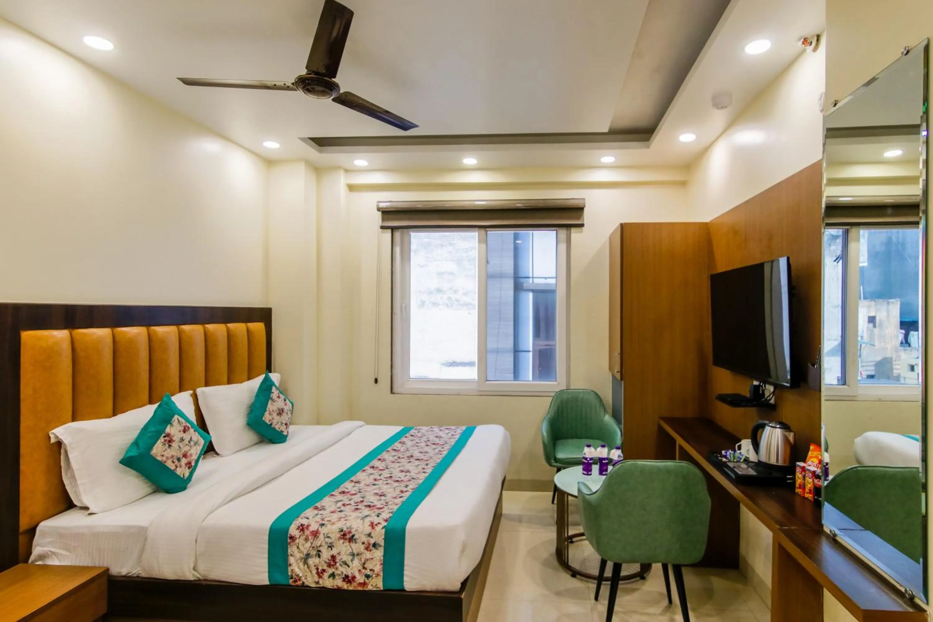 Communal lounge/ TV room, Bed in Hotel Royal Rosette Near New Delhi Railway Station - Connaught Place and VFS