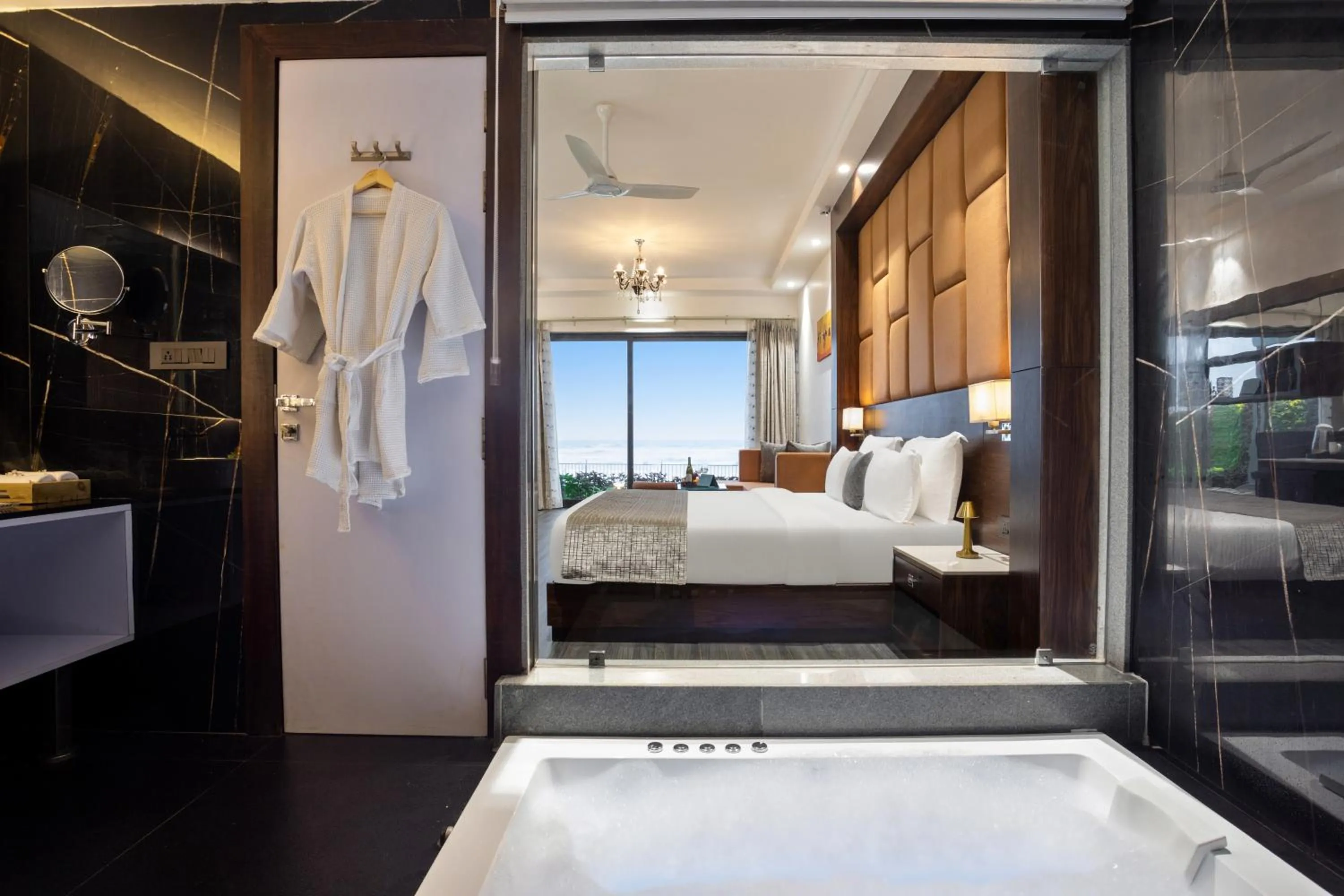 Premium room with Jacuzzi and Sea View  - single occupancy in TAN-N-SAND