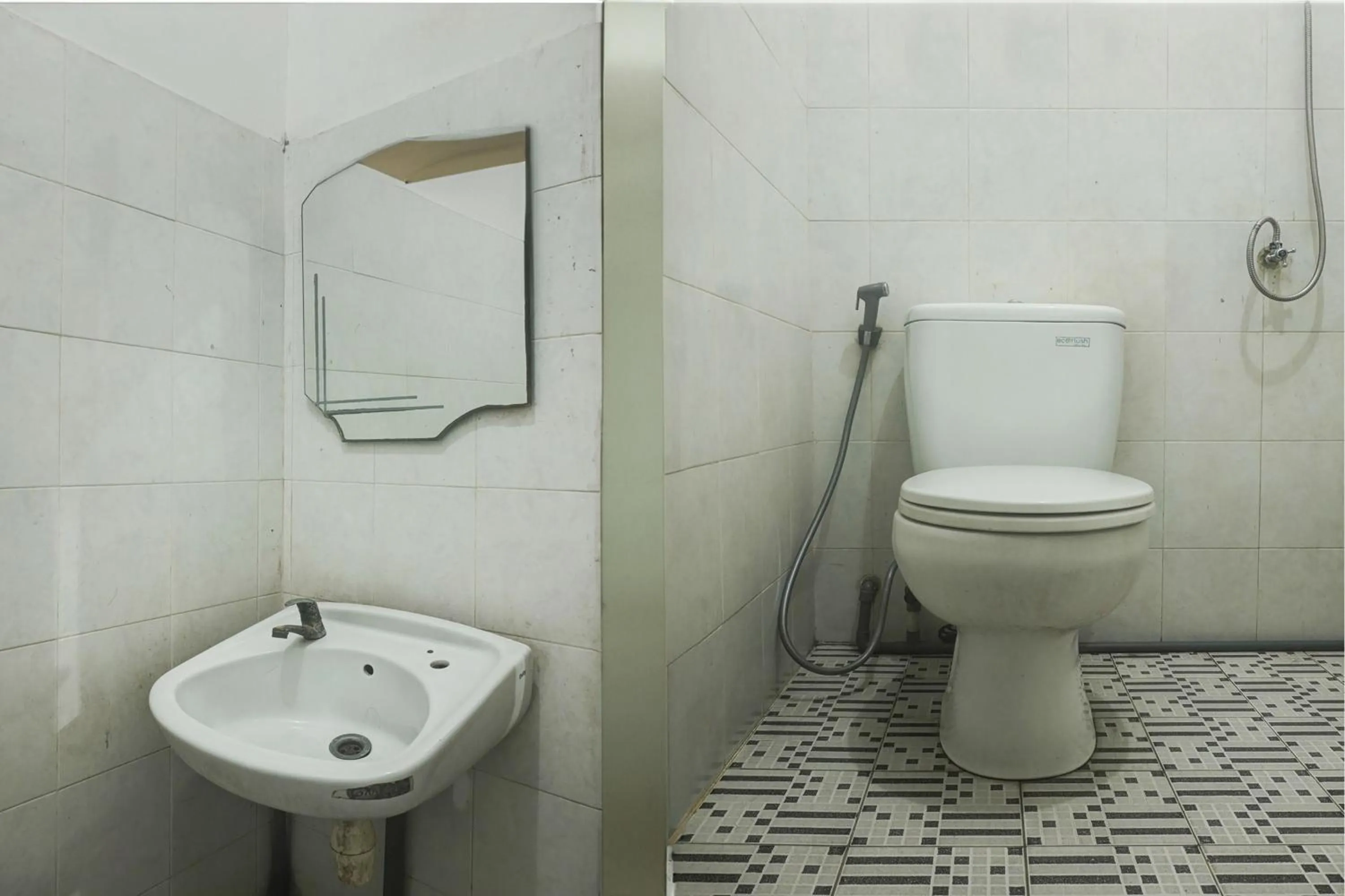 Bathroom in Hotel O Wisma Padi Syariah PanyipatanNearWisata Gunung Birah