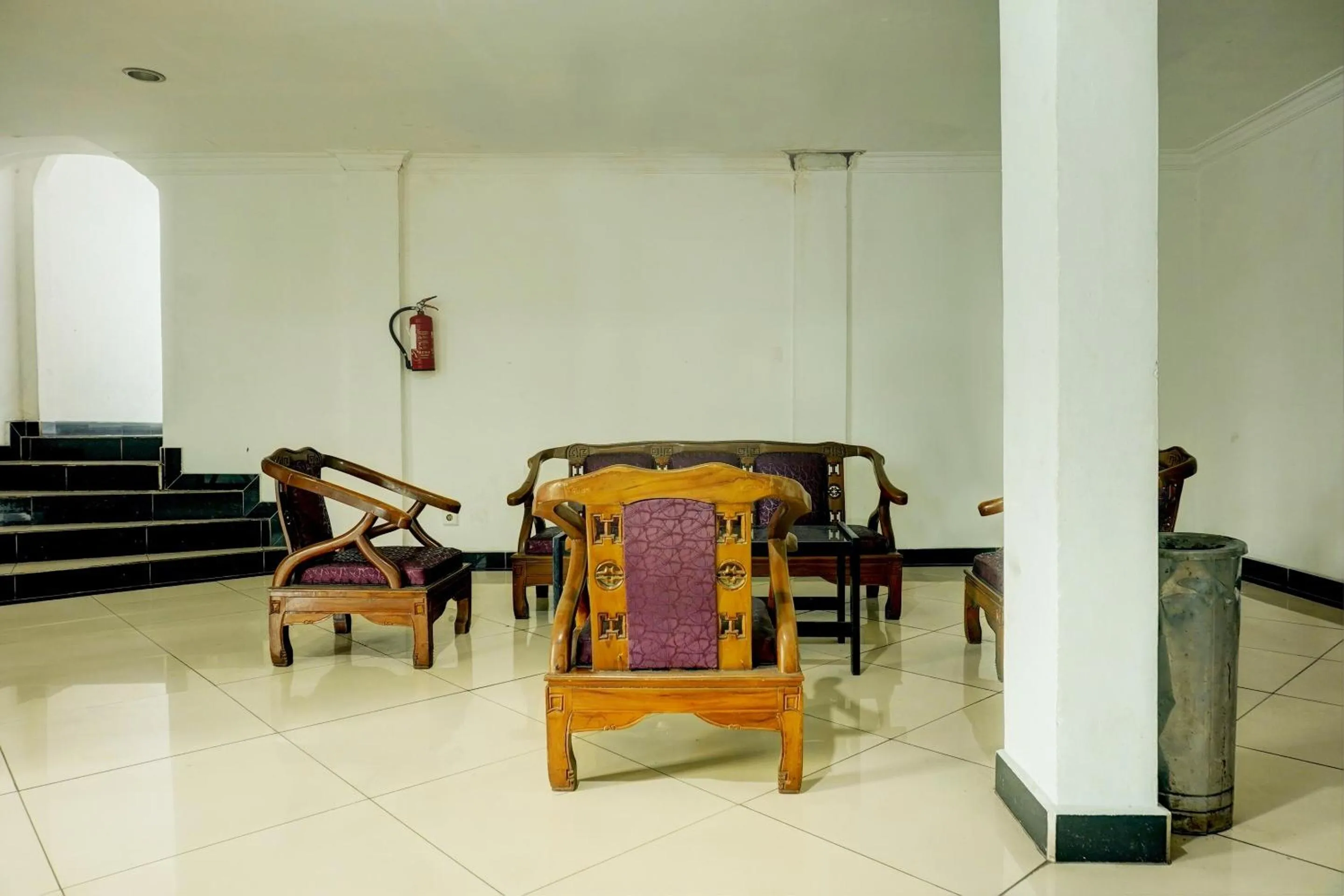 Lobby or reception in Hotel O Wisma Padi Syariah PanyipatanNearWisata Gunung Birah
