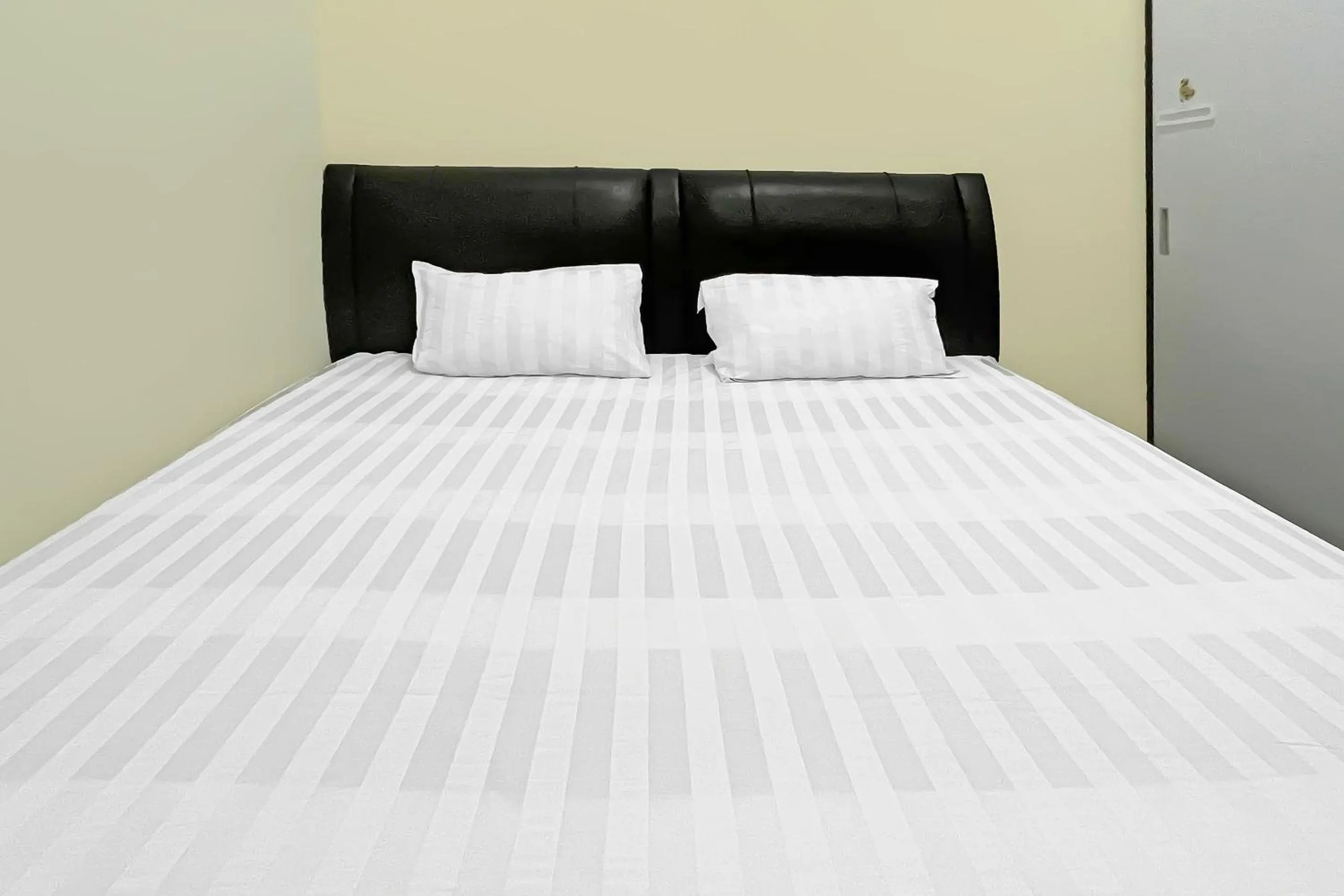 Bedroom, Bed in Hotel O Oma Homestay