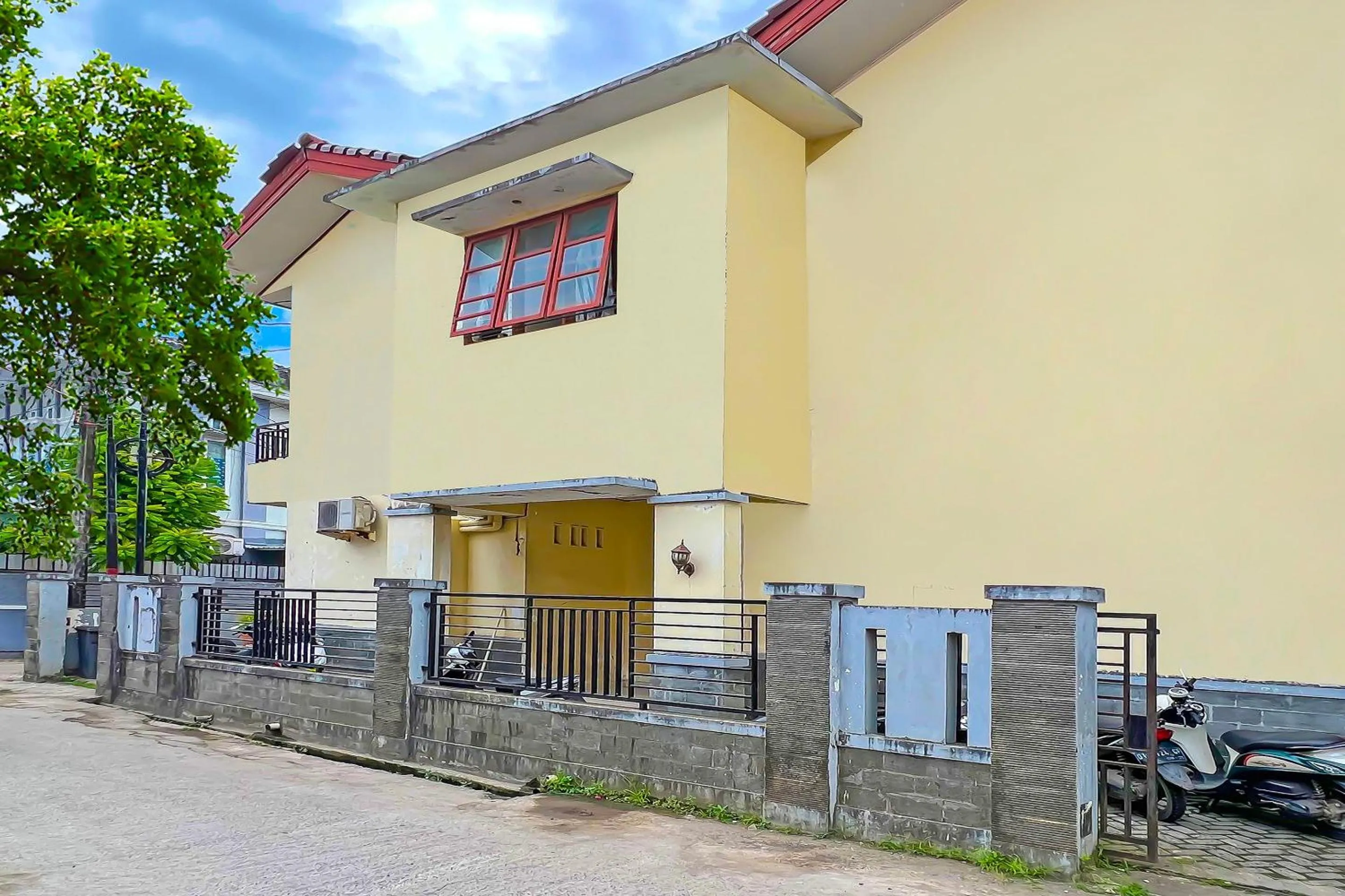Facade/entrance in Hotel O Oma Homestay