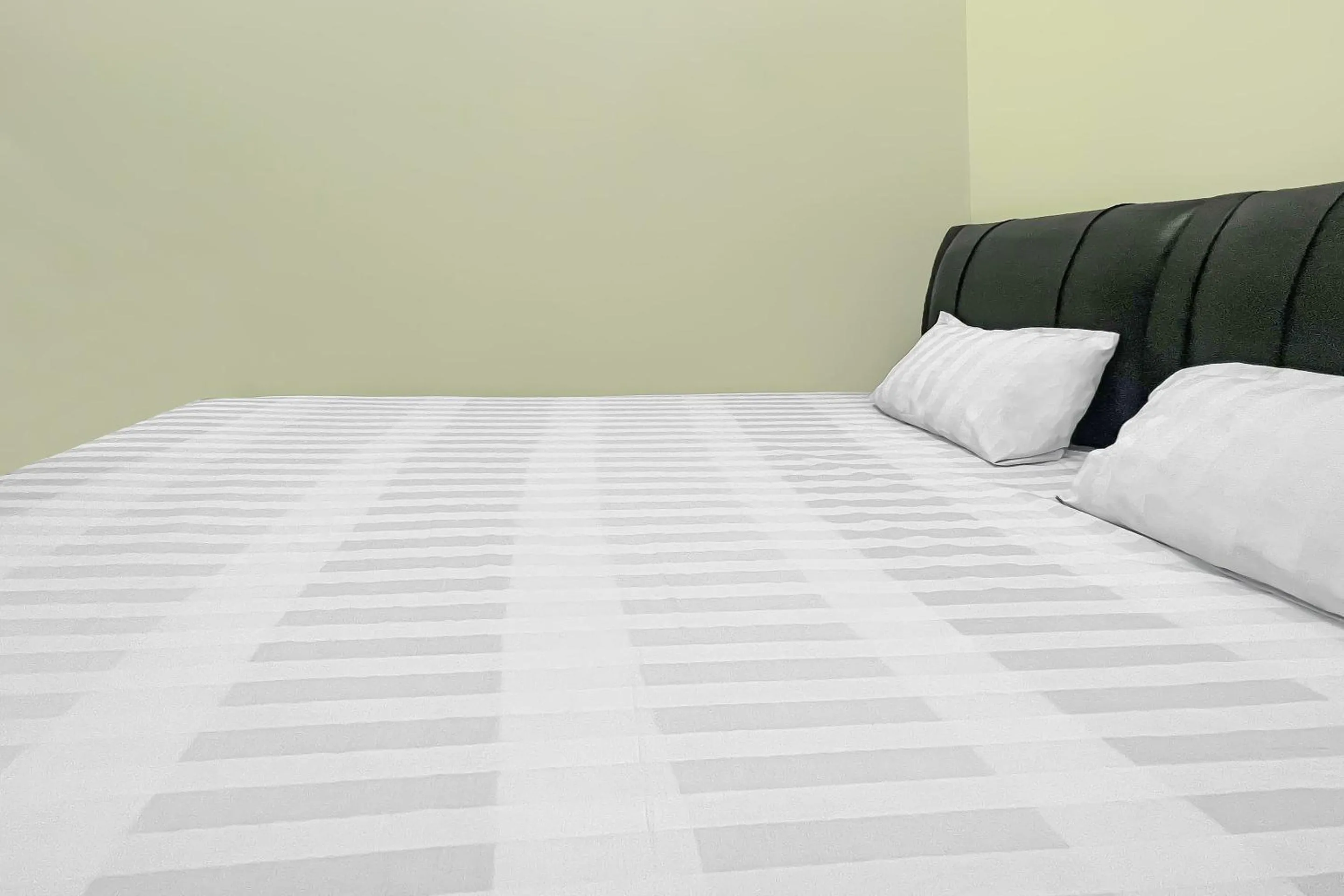 Bedroom, Bed in Hotel O Oma Homestay