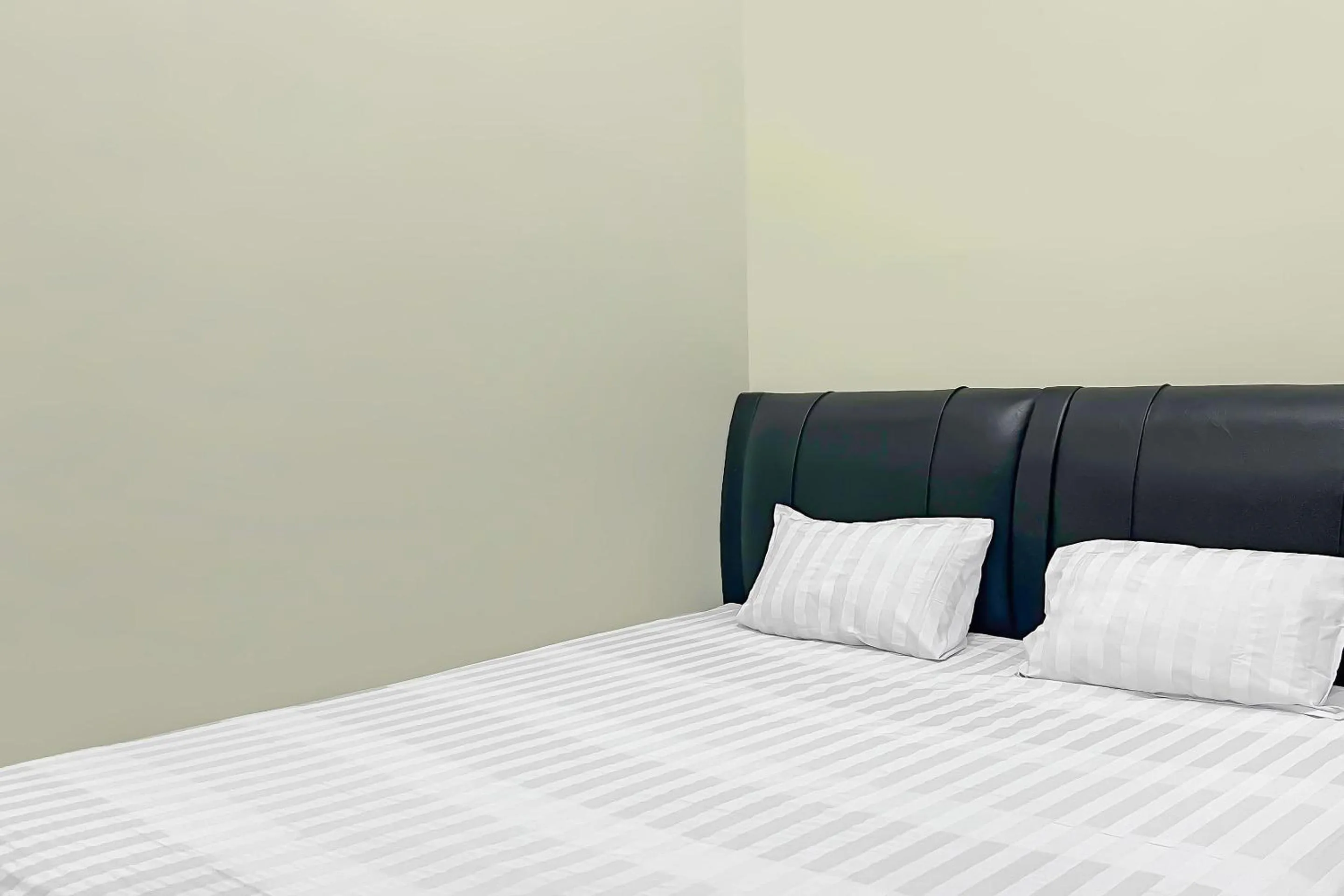 Bedroom, Bed in Hotel O Oma Homestay