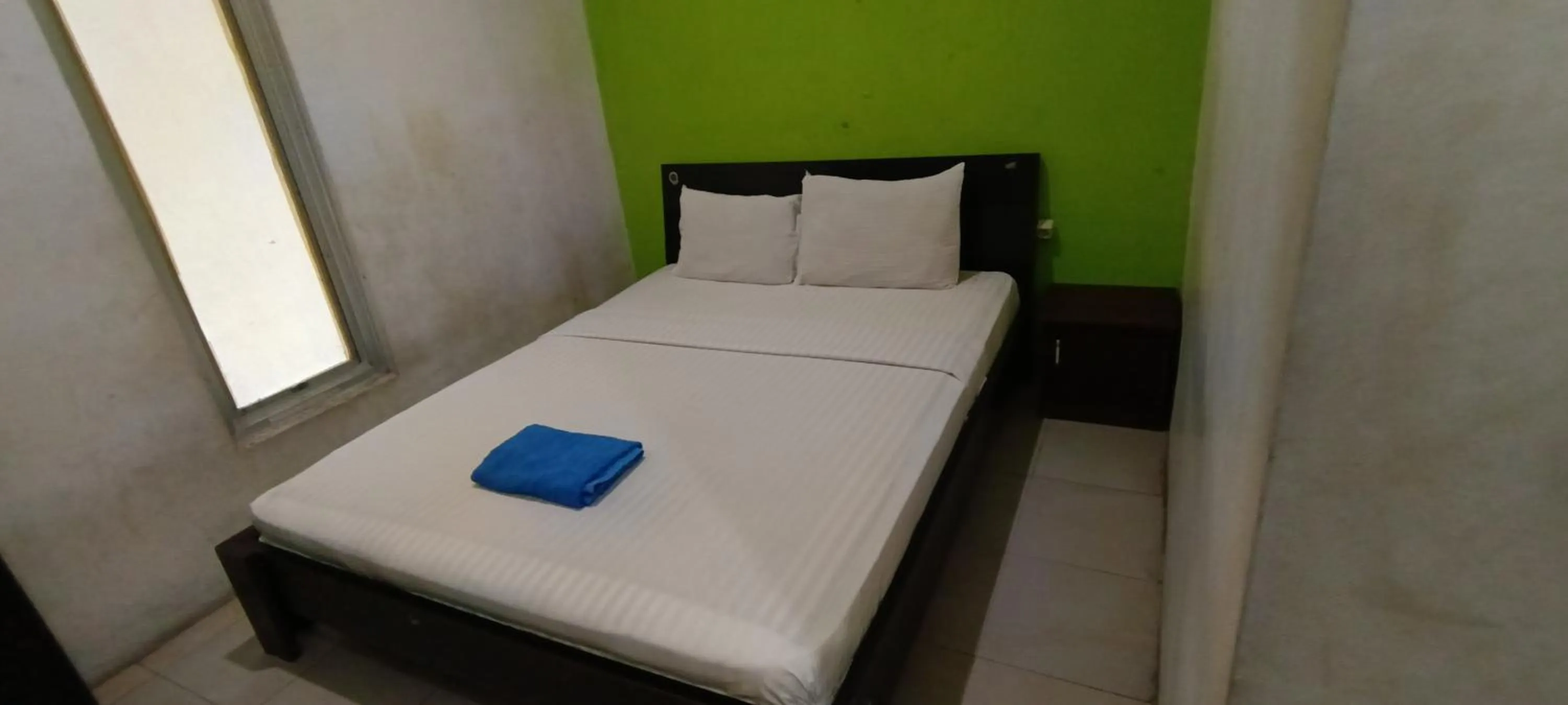 Bedroom, Bed in Hotel O Wisma Parakita Syariah Near RS Faisal Patalasang