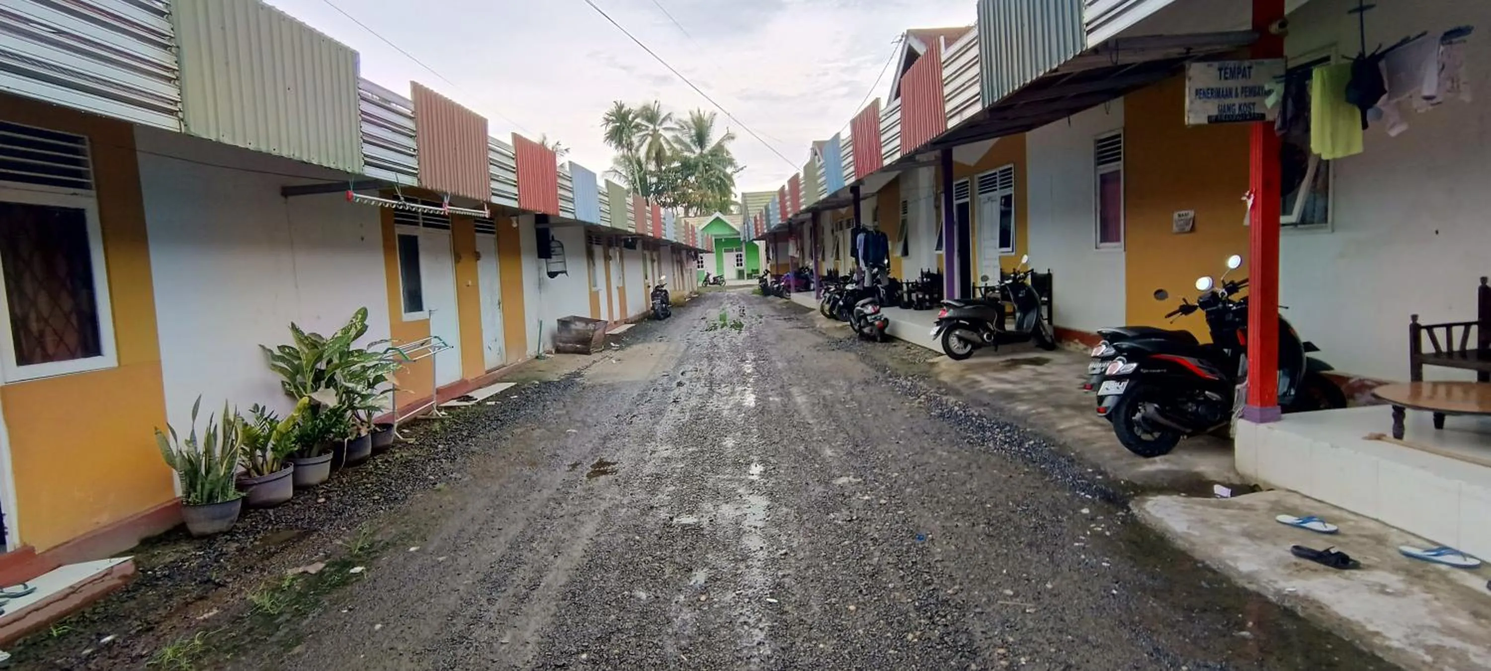 Facade/entrance in Hotel O Wisma Parakita Syariah Near RS Faisal Patalasang