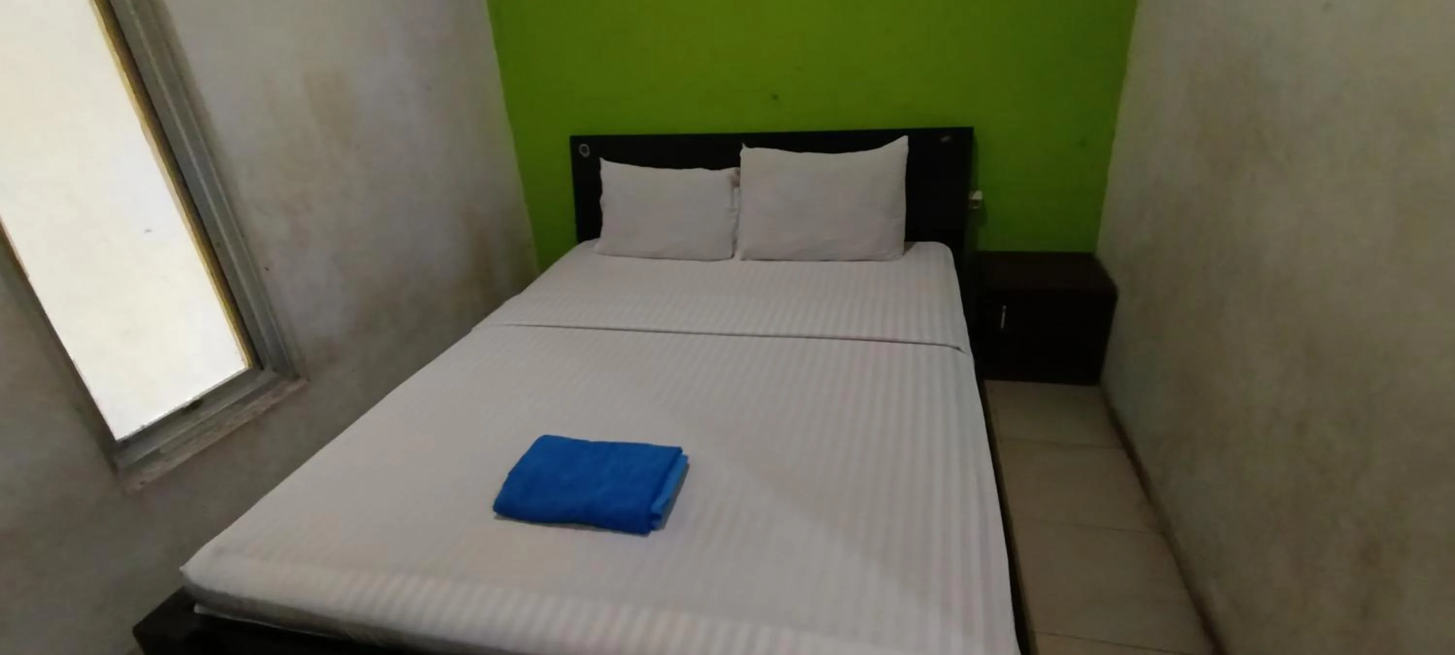 Bedroom, Bed in Hotel O Wisma Parakita Syariah Near RS Faisal Patalasang