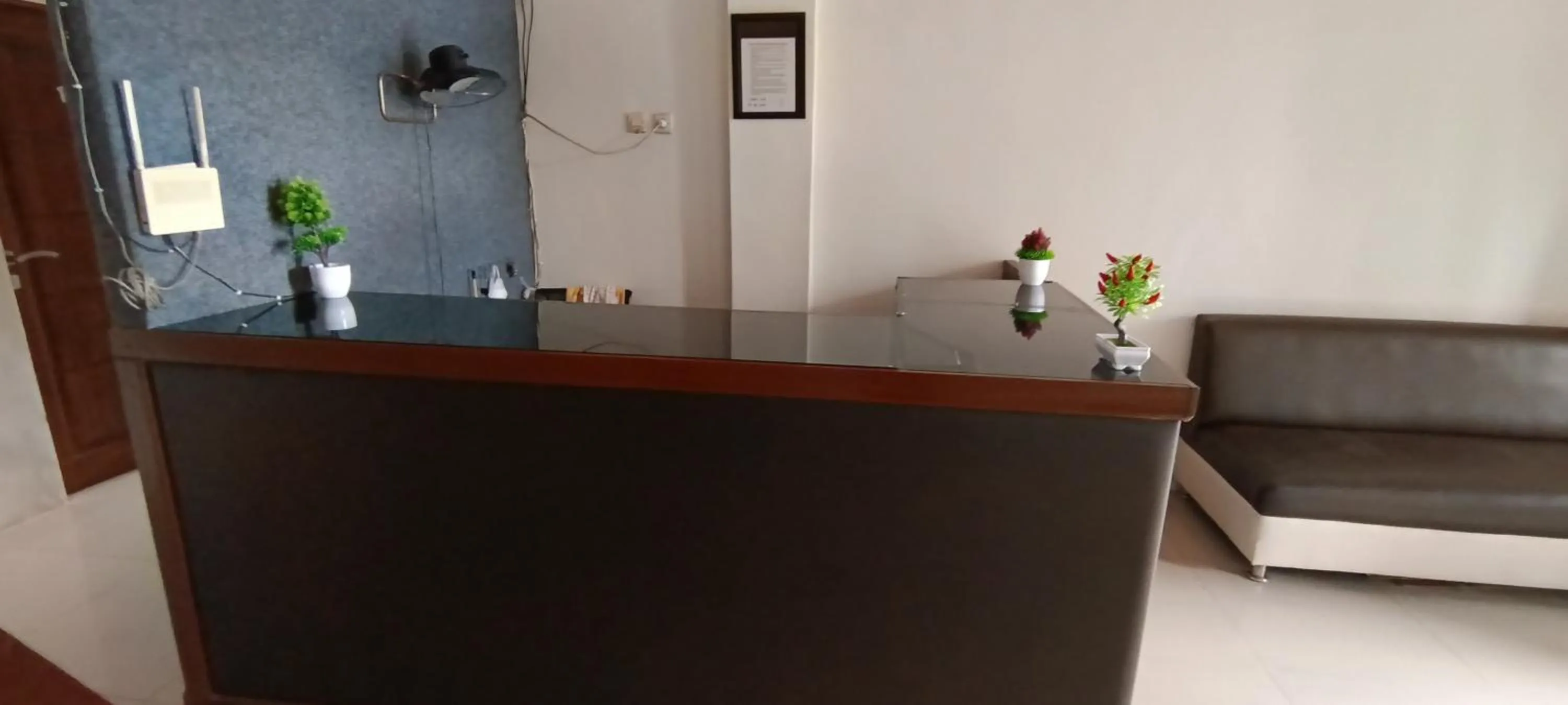 Lobby or reception in Hotel O Wisma Deli Syariah Near RSUD Nene Mallomo Sidenreng Rappang