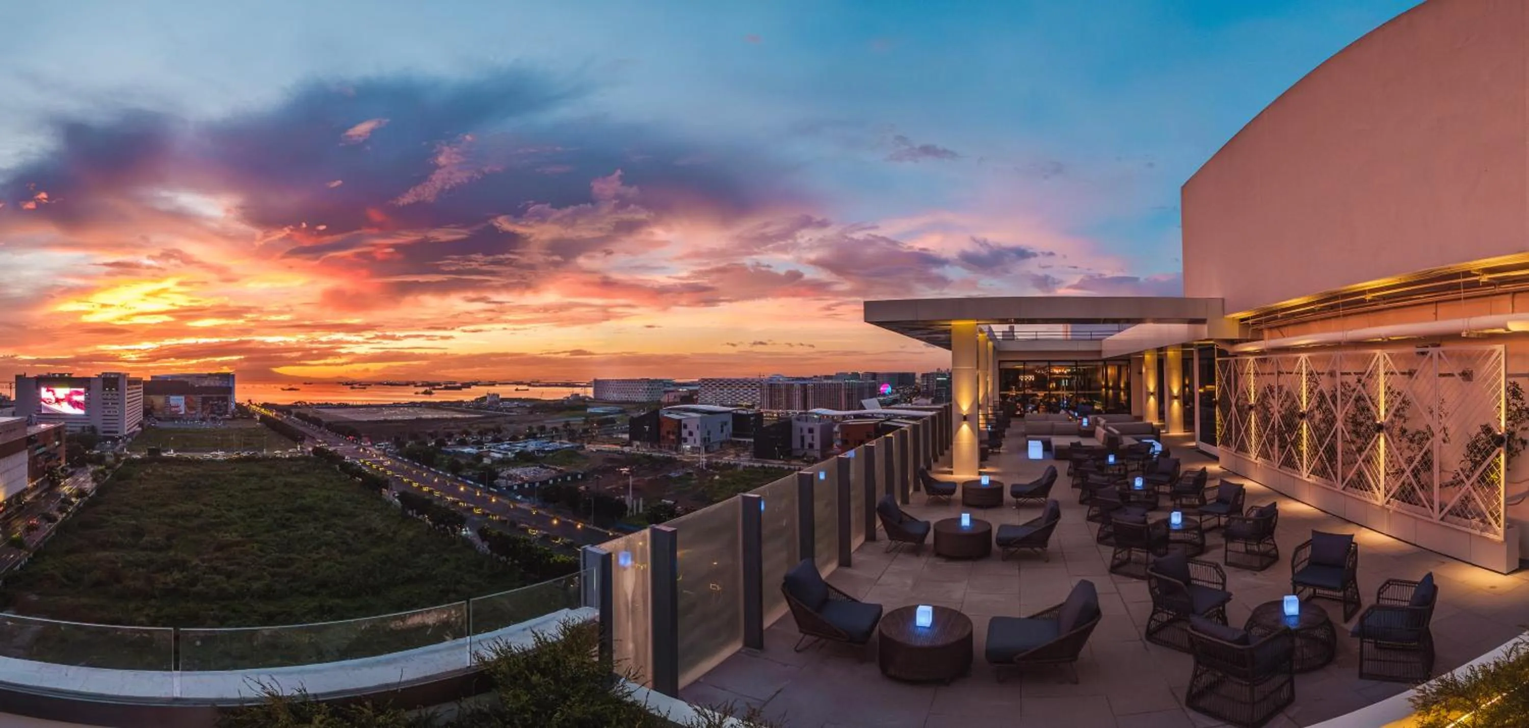 Lounge or bar in Seda Manila Bay