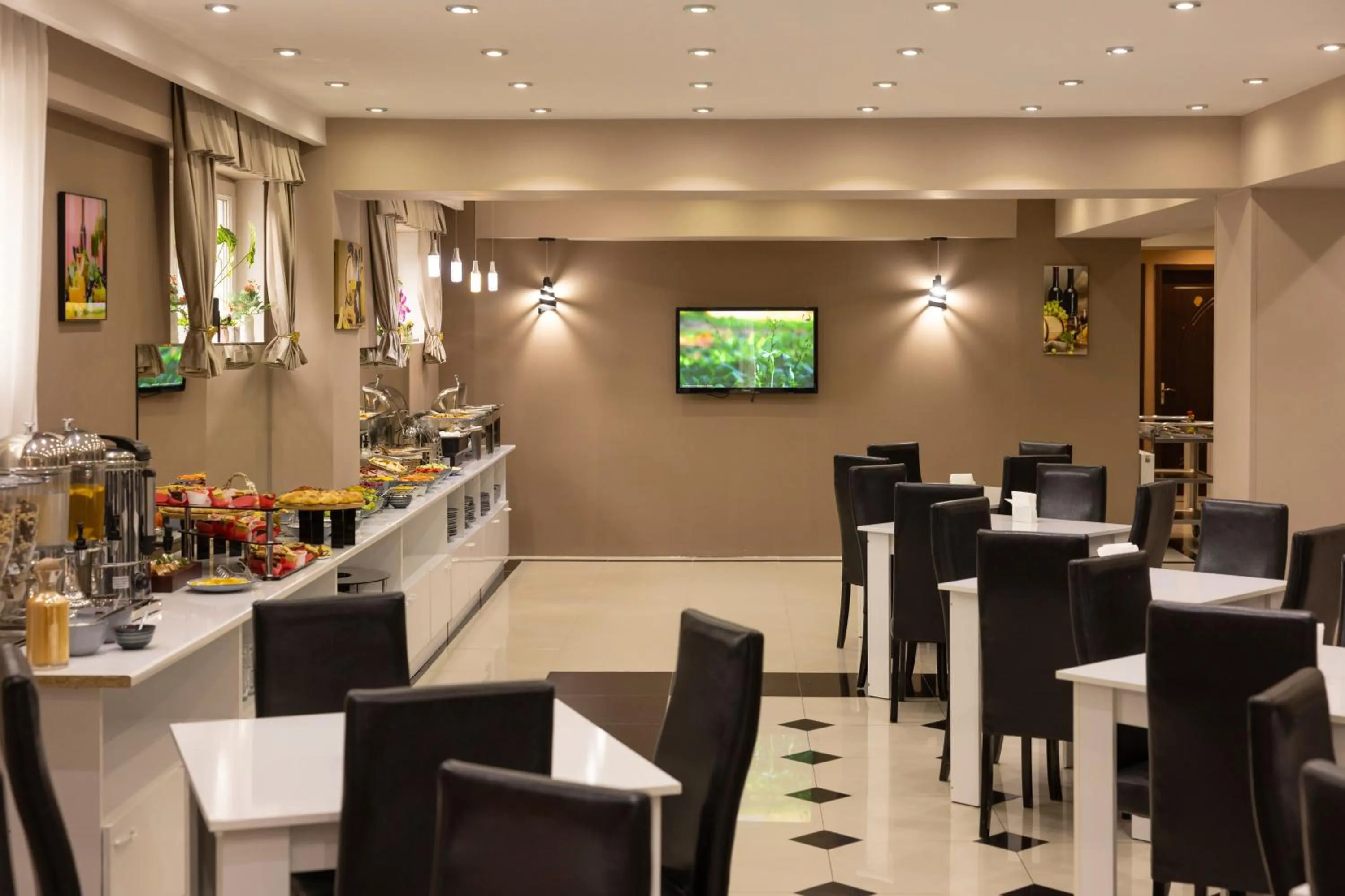 Restaurant/places to eat in Hotel Grand Palace