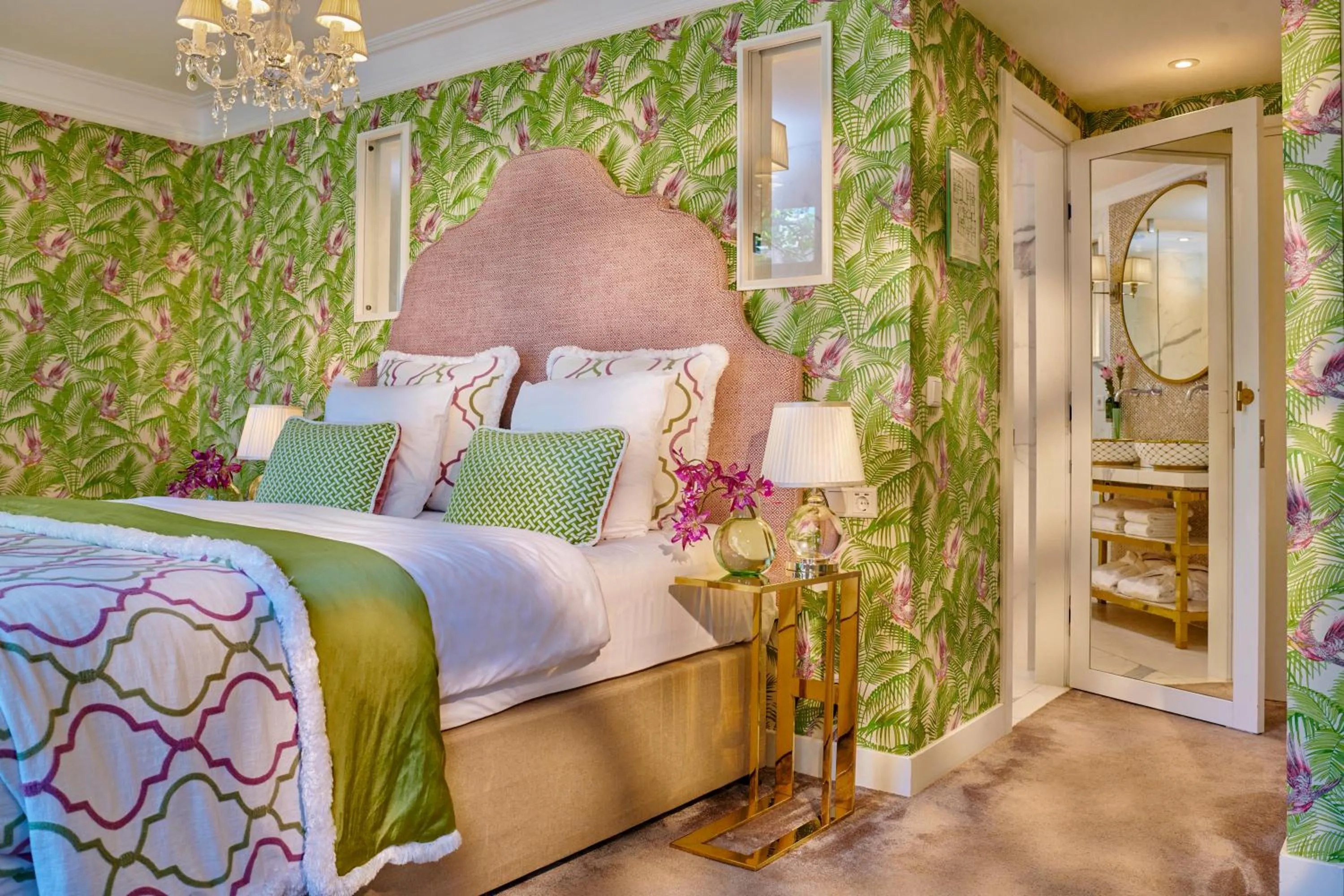 Property building, Bed in Hotel Estheréa