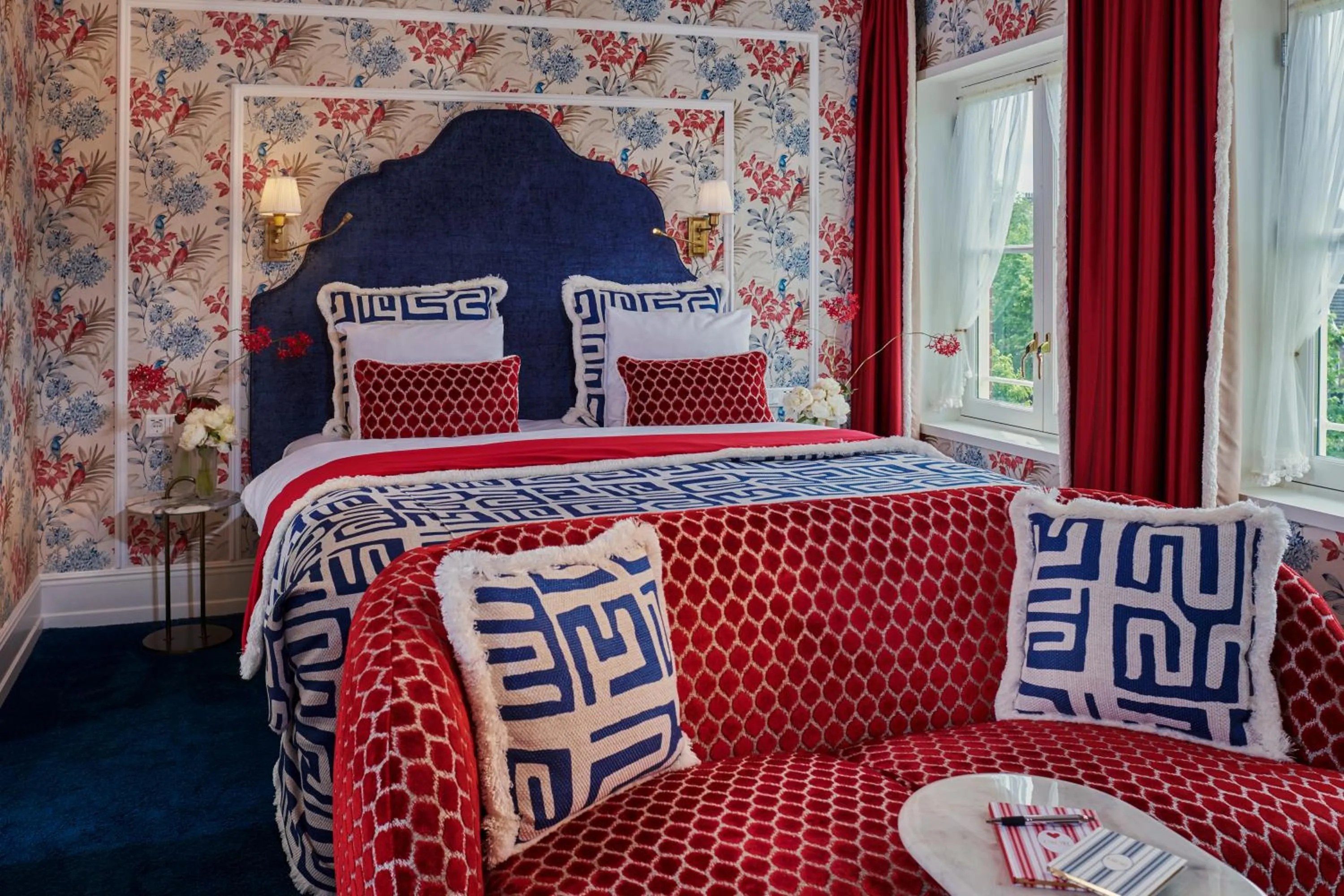 Property building, Bed in Hotel Estheréa