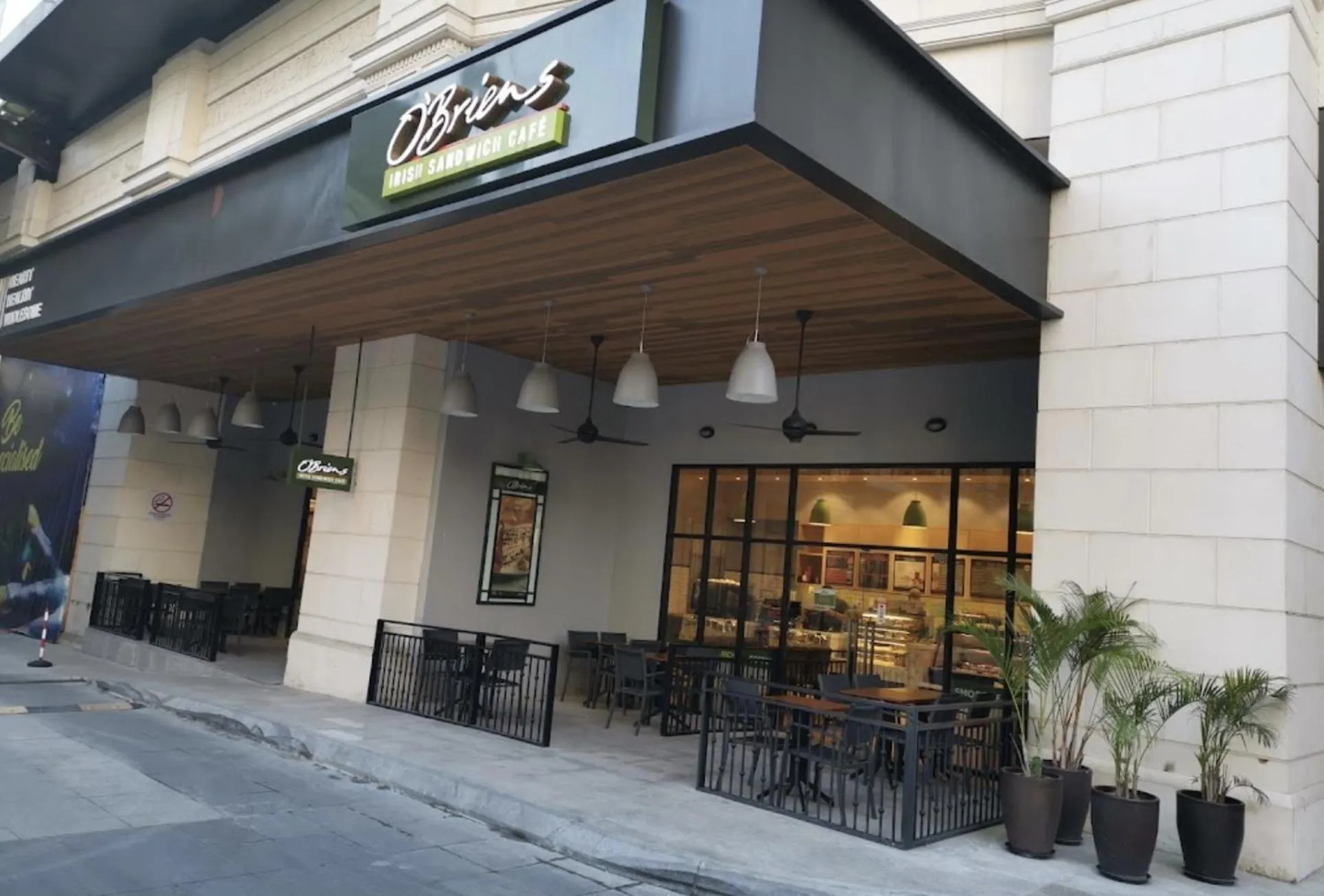 Restaurant/places to eat in Empire City PJ Studio Suites by Manhattan Group