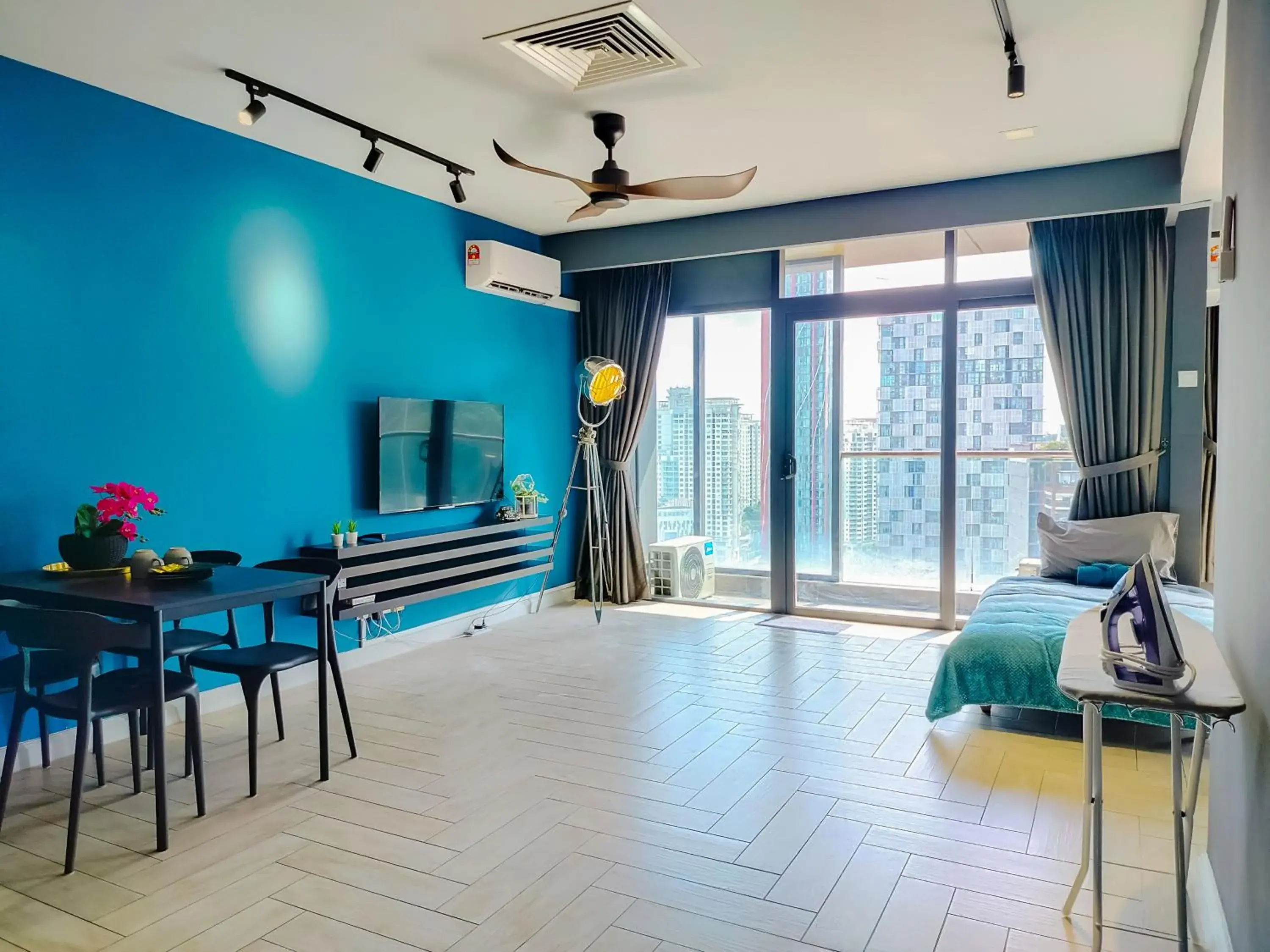 TV and multimedia in Empire City PJ Studio Suites by Manhattan Group TV and multimedia in Empire City PJ Studio Suites by Manhattan Group