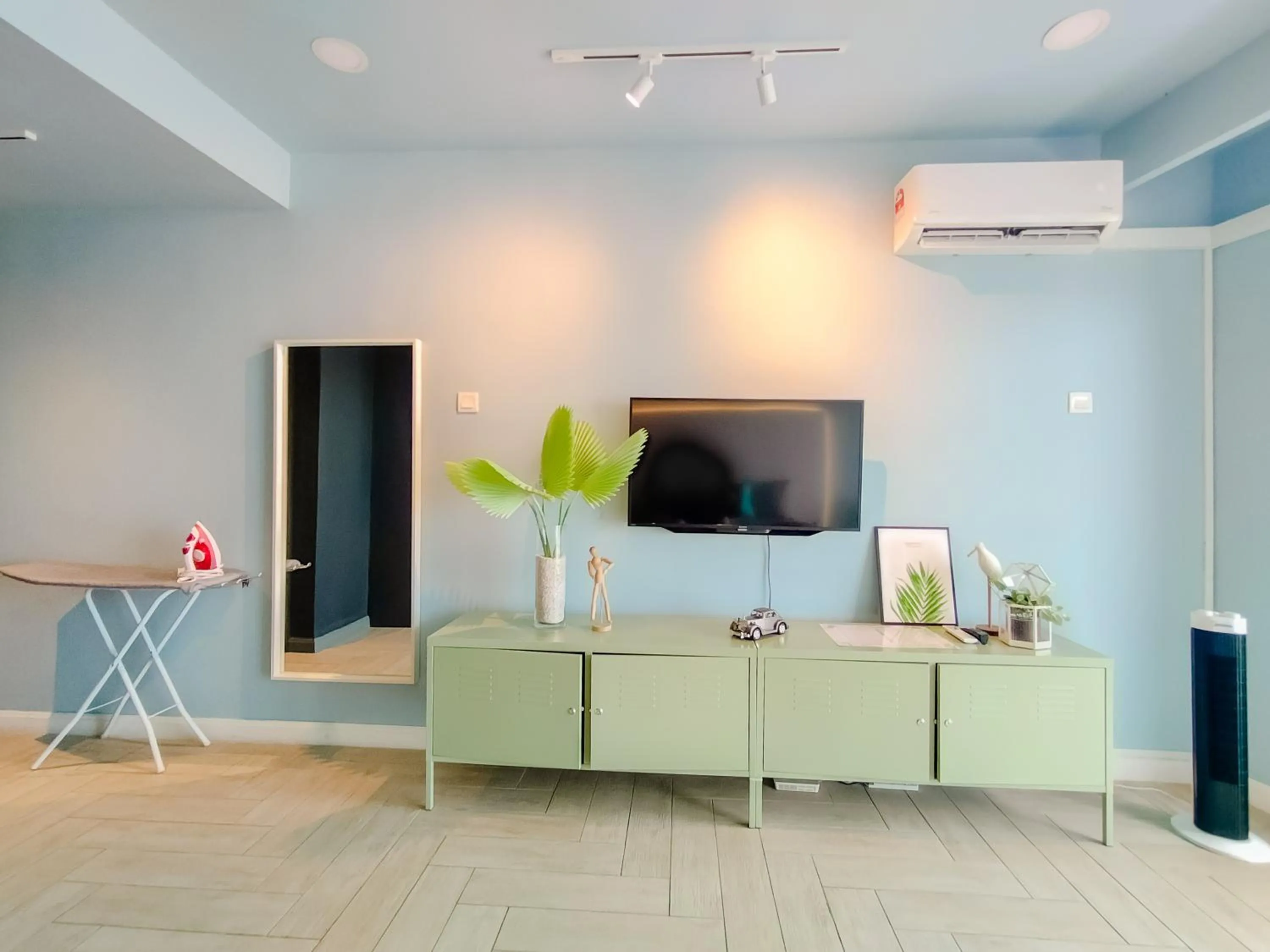 TV and multimedia in Empire City PJ Studio Suites by Manhattan Group