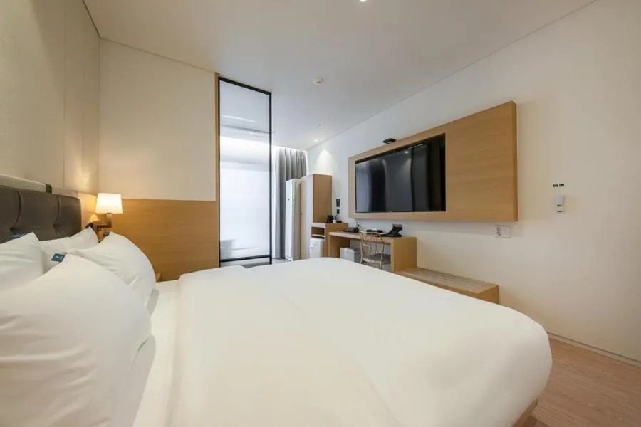 Bed in Masan Daisy Hotel